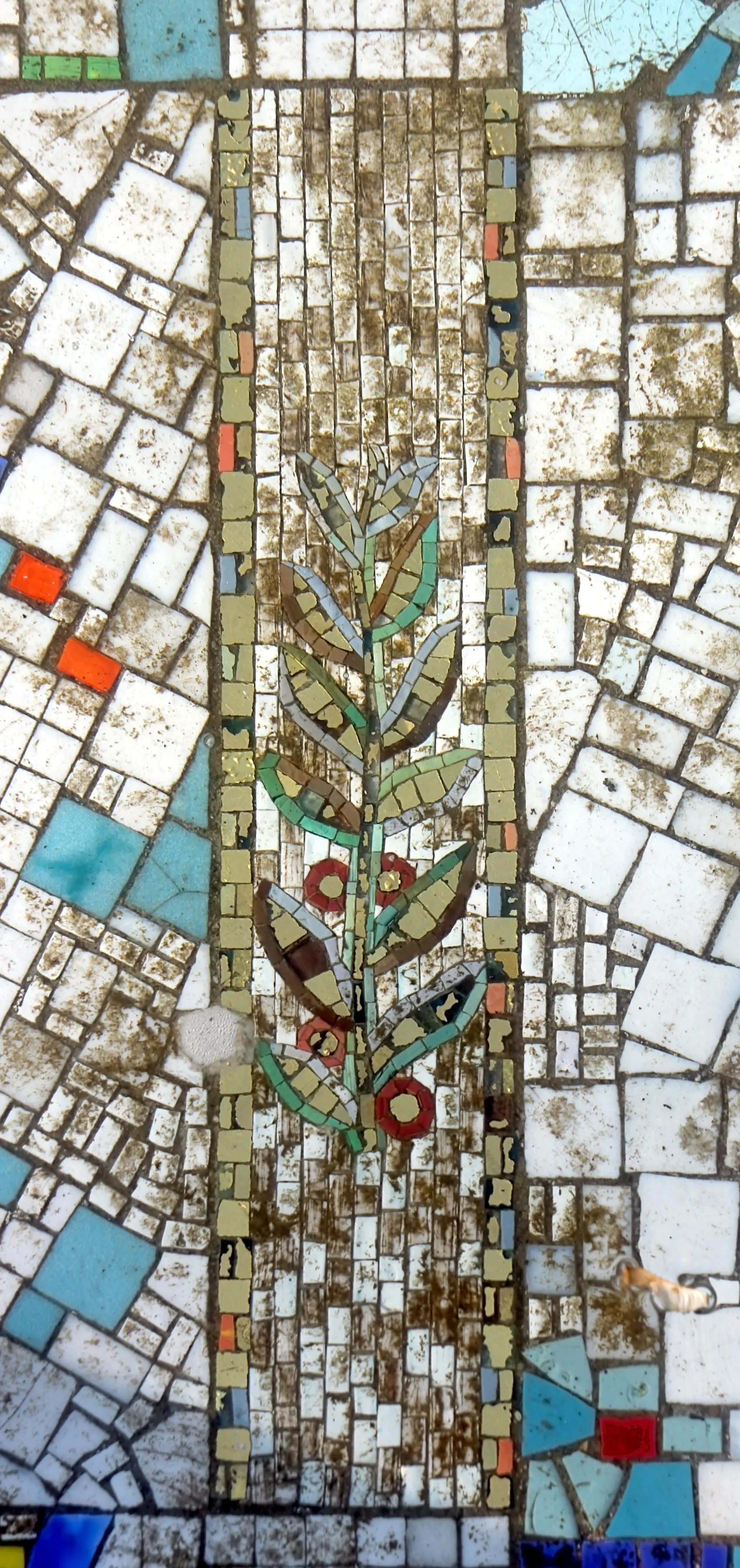 Detail: Mosaik des stark sanierungsbedürftigen Opernbrunnen auf dem Offenbachplatz in Köln.