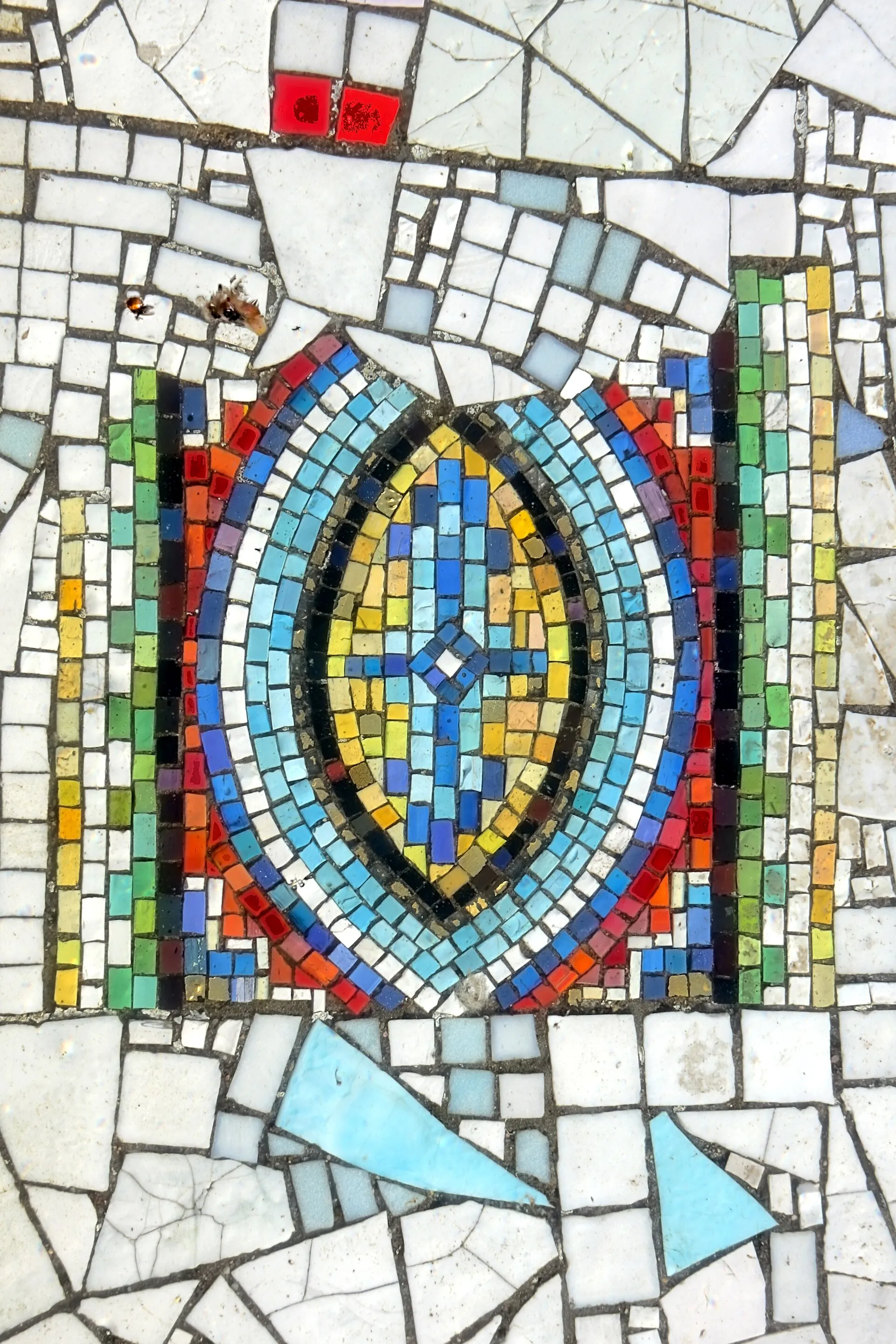 Detail: Mosaik des stark sanierungsbedürftigen Opernbrunnen auf dem Offenbachplatz in Köln.