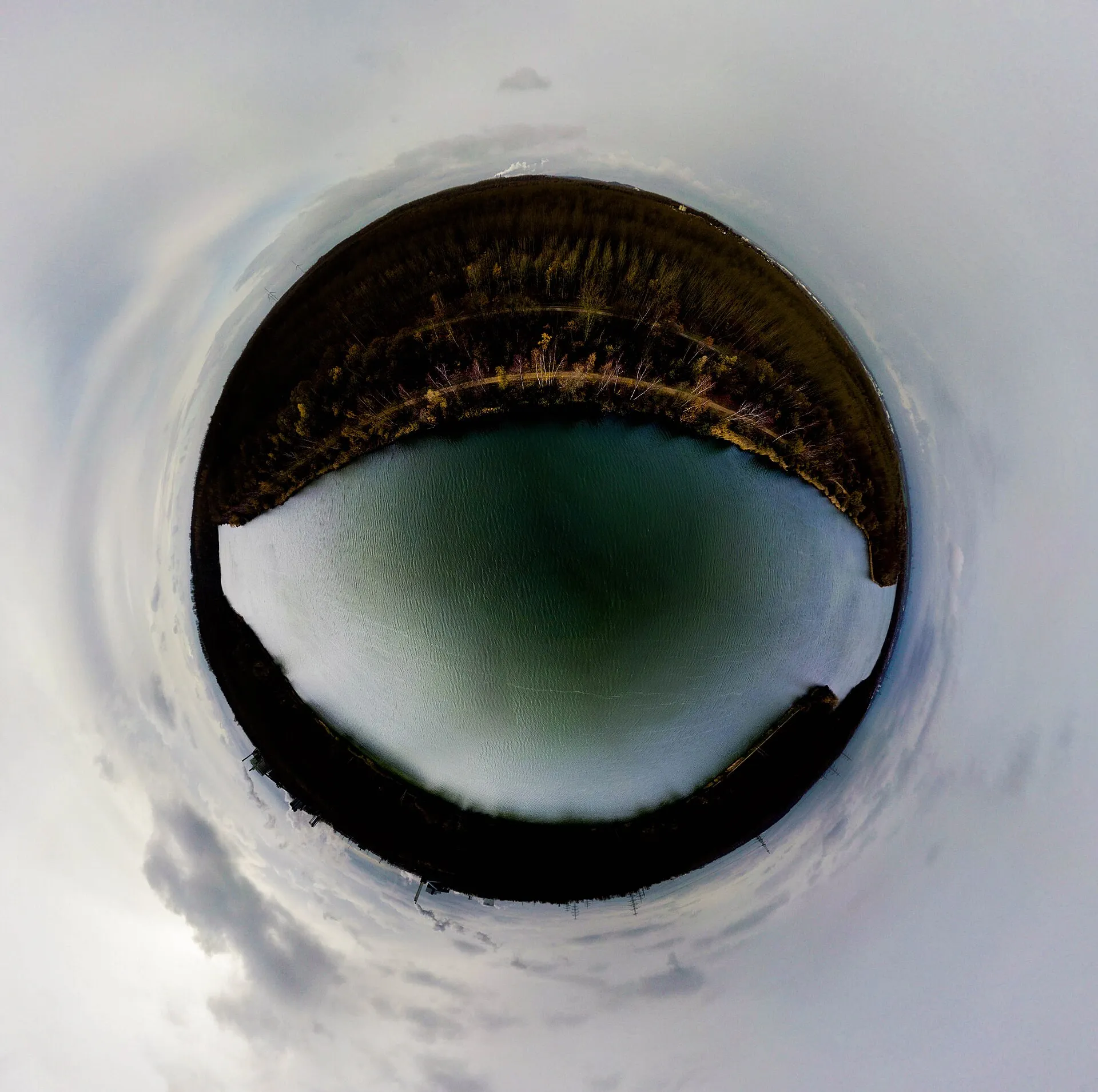 Panorama des wenige Kilometer westlich von Köln gelegenen Naherholungsgebuet rund um den Otto Maigler See. Die Aufnahme entstand mit einer Fotodrohne aus 50 Met