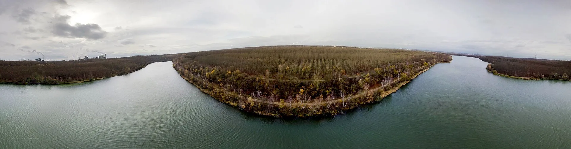 Panorama des wenige Kilometer westlich von Köln gelegenen Naherholungsgebiet rund um den Otto Maigler See. Die Aufnahme entstand mit einer Fotodrohne aus 50 Met