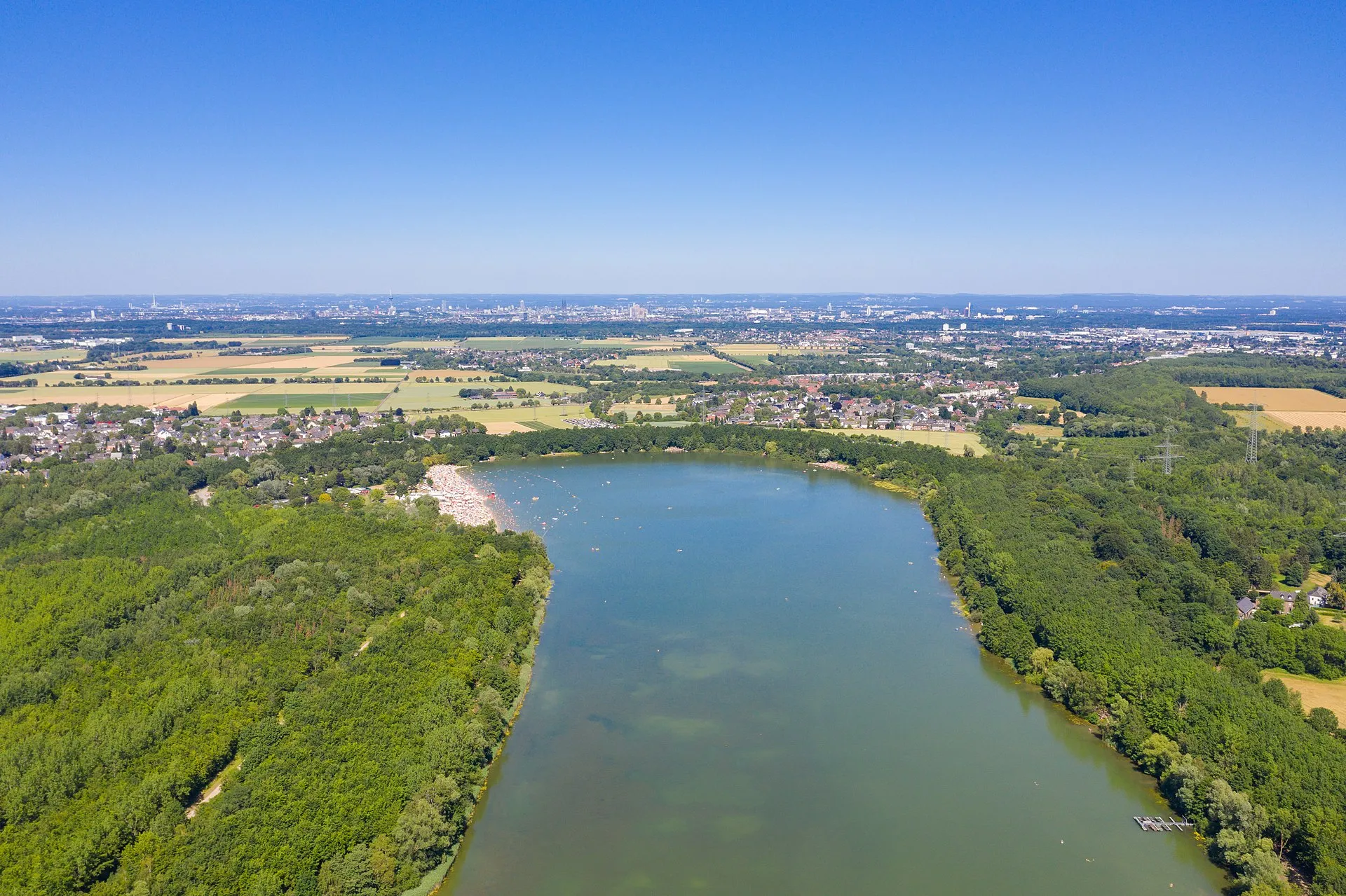 Blick auf den nördlichen Bereich vom Otto-Maigler-See in Hürth, Deutschland