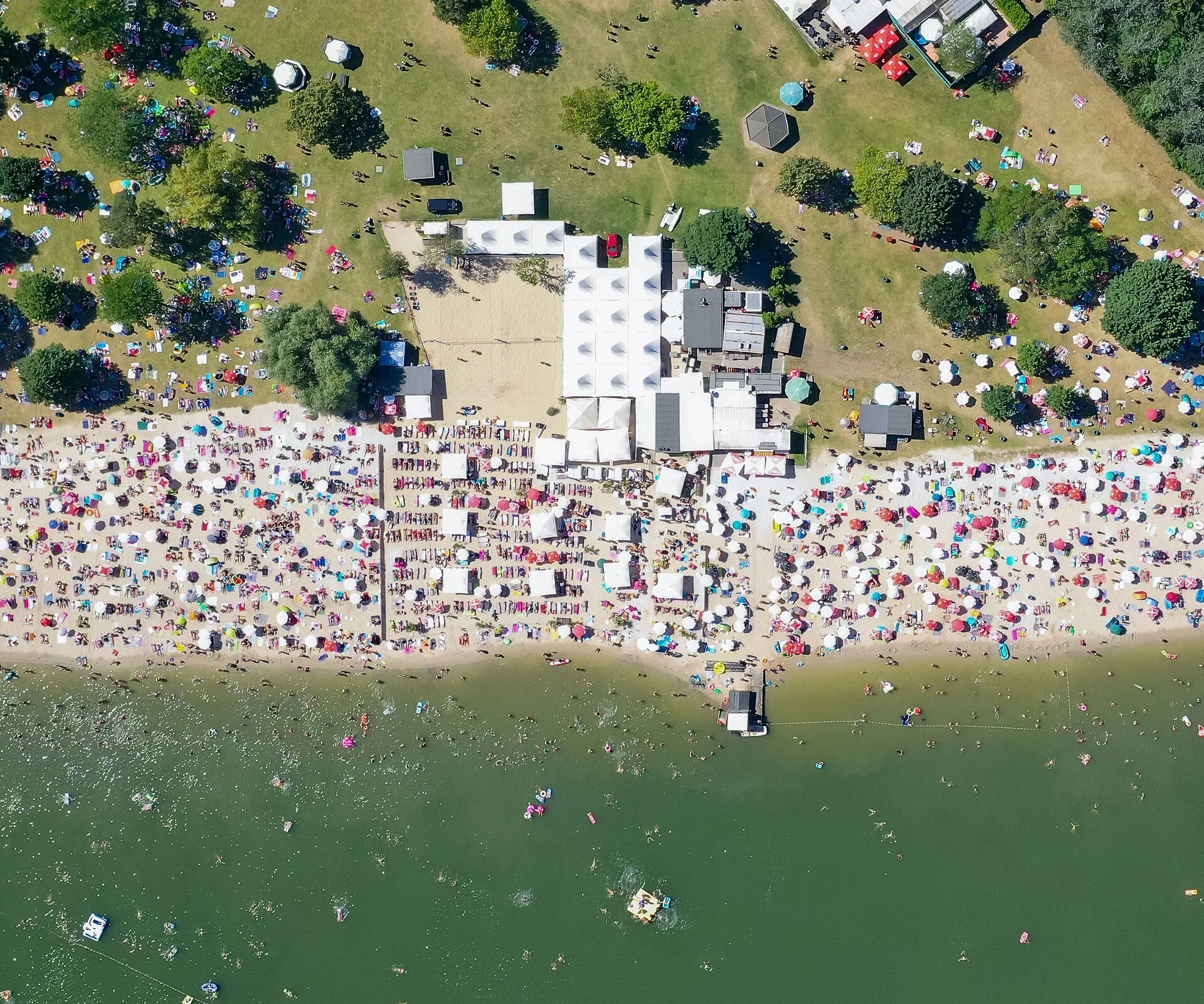 Luftbild vom Sandstrand am Otto-Maigler-See in Hürth im Hochsommer, Deutschland