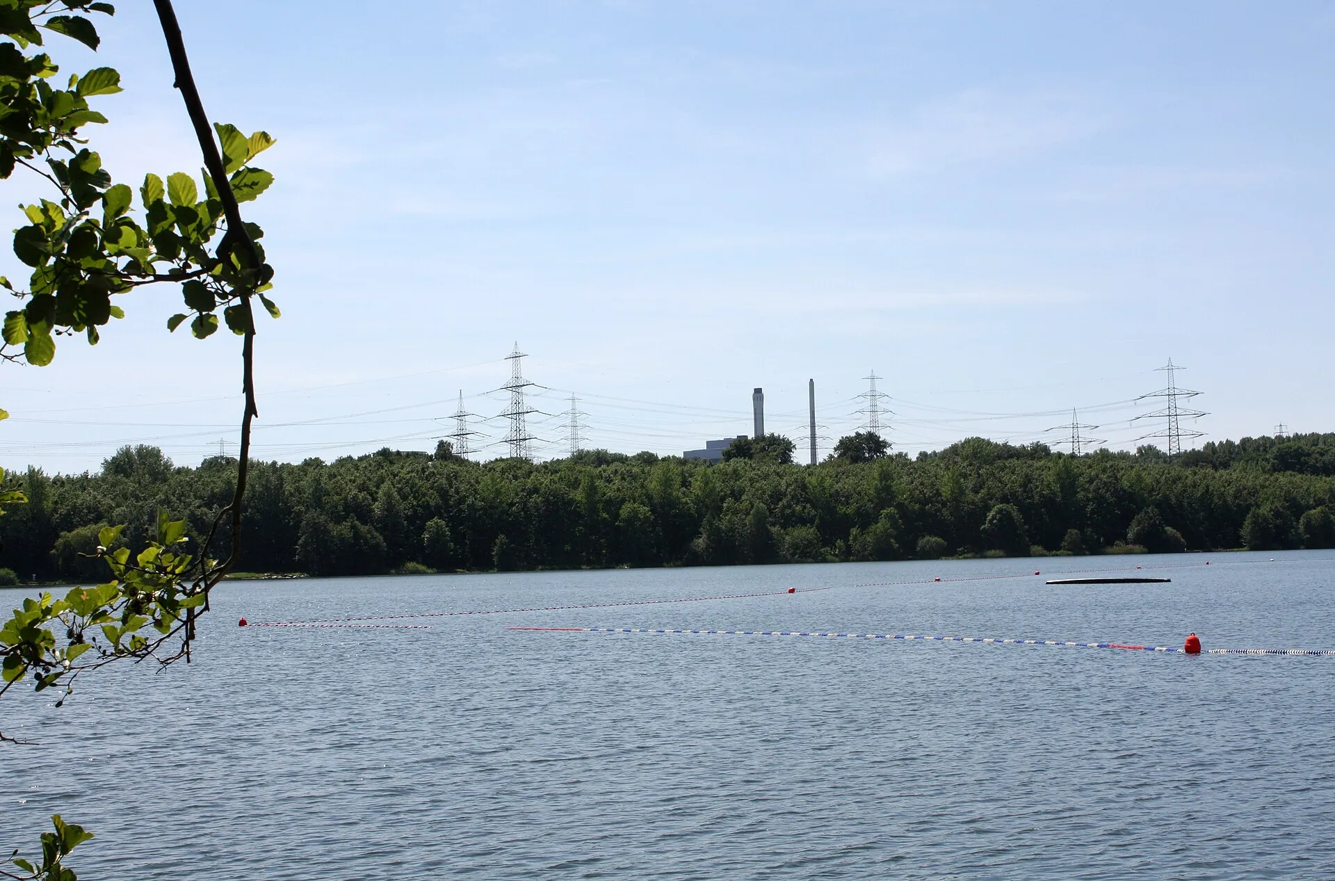 Otto-Maigler-See Hürth, im Hintergrund die Kapsacker Industrie