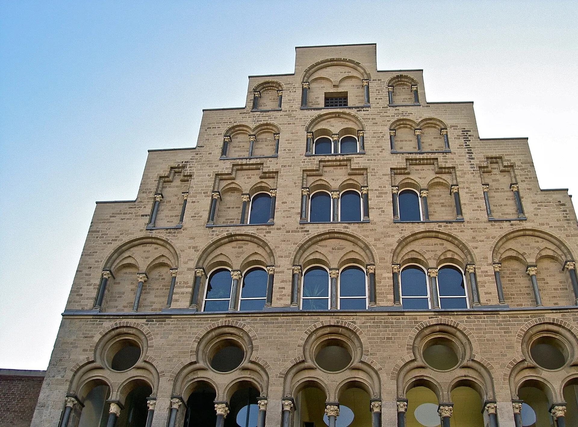 Fassade des Overstolzenhauses in Köln, 13. Jh.