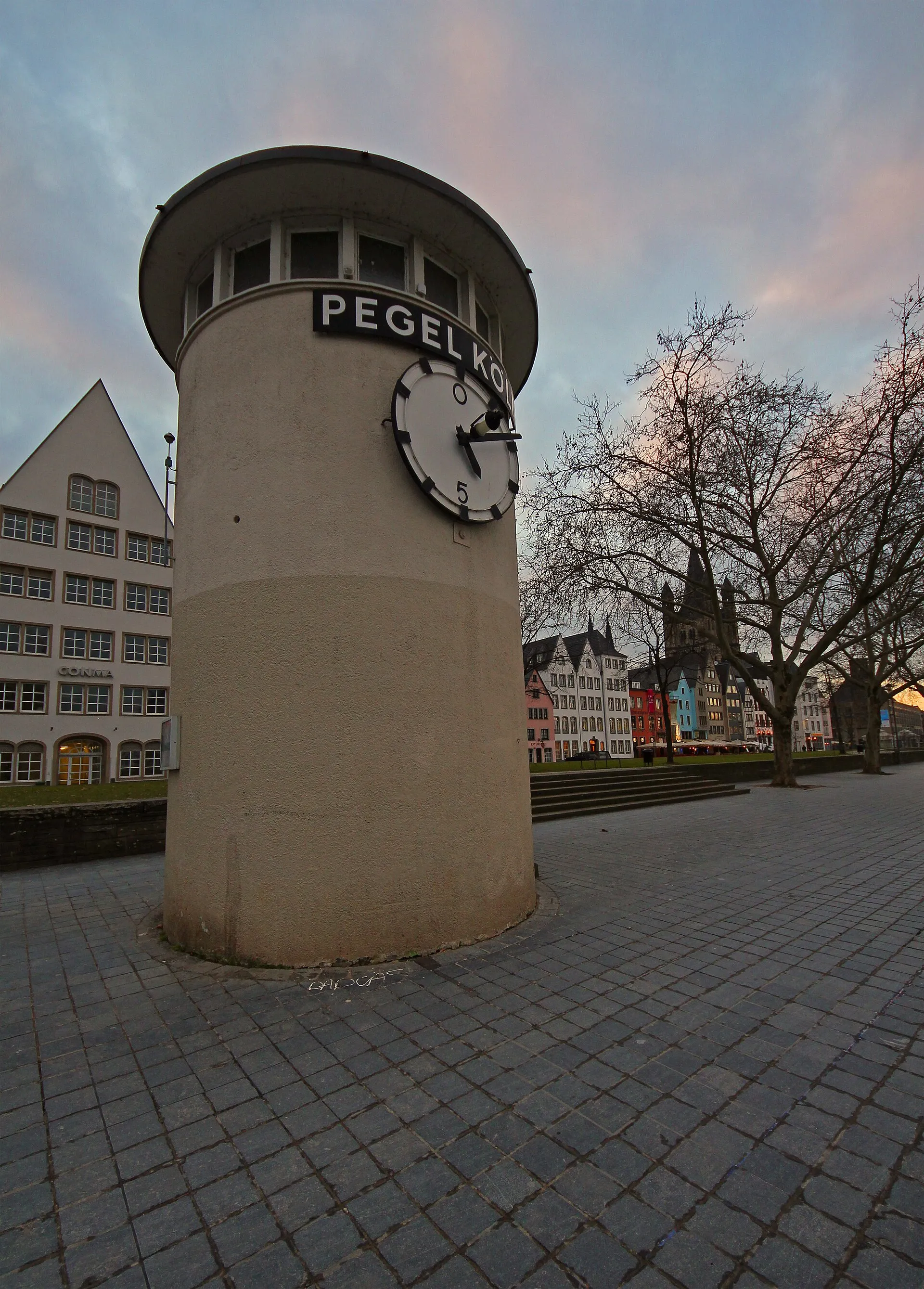 Die Kölner Pegeluhr am Rheinufer in der Innenstadt. Der kleine Zeiger zeigt die Meter, der große die Dezimeter des Wasserstandes an
