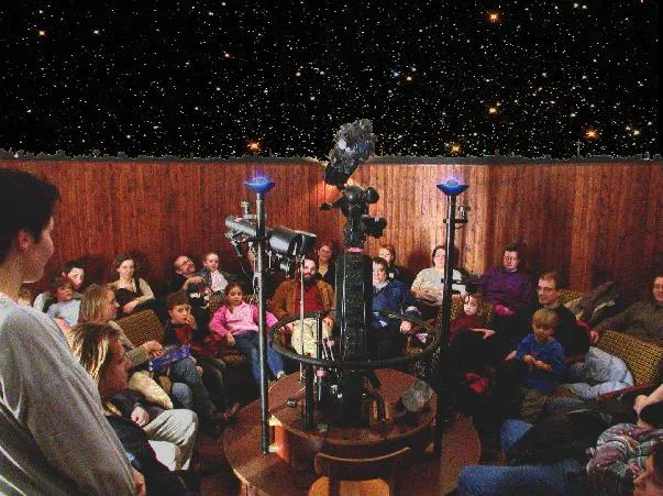 Der Kuppelraum und das Vorführgerät des Planetarium Köln