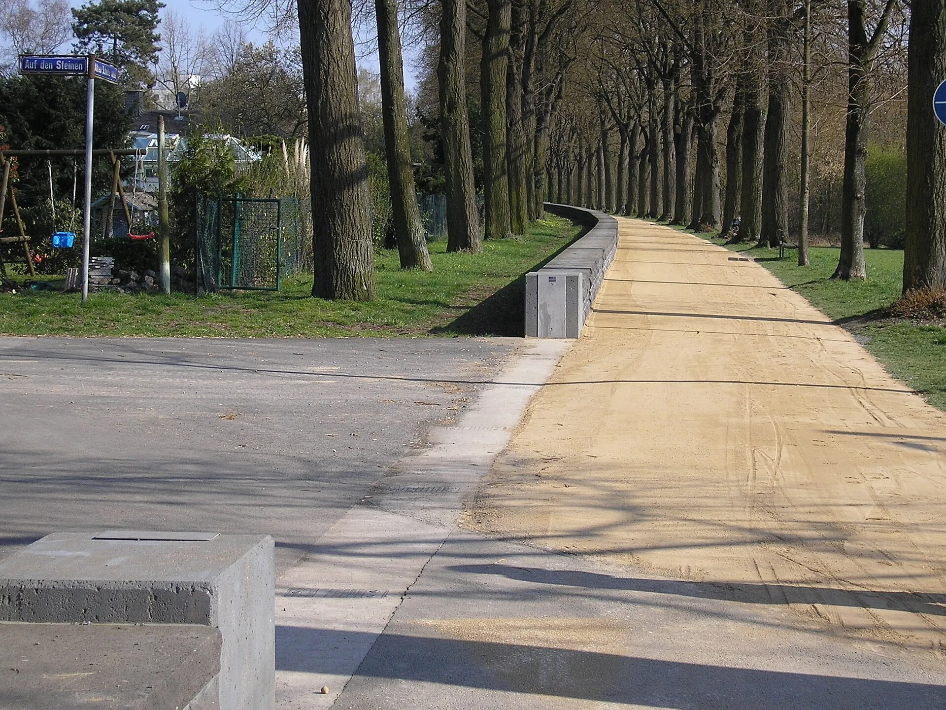 Hochwasserschutzmauer in Köln-Poll, Alfred-Schütte-Allee.
