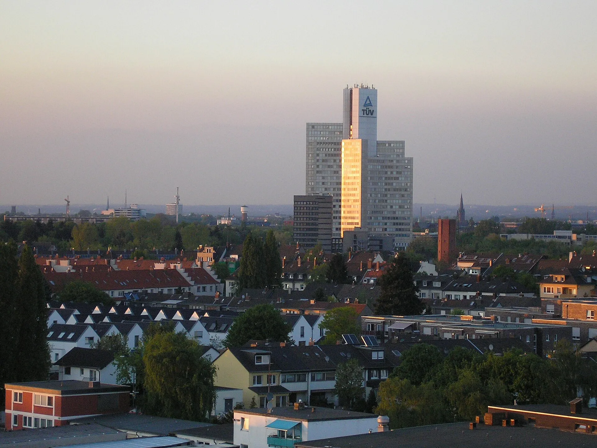 Abendstimmung über Poll. Bildbeherrschend ist das TÜV-Hochhaus.
