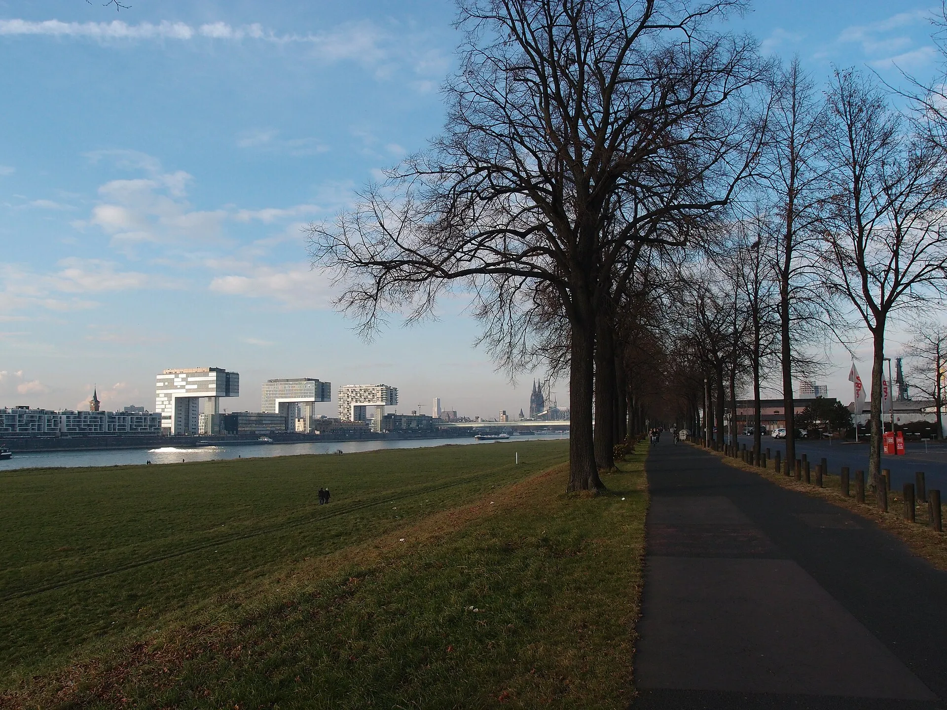 Alfred-Schütte-Allee (in: Köln-Deutz) Datum: 20.11.2011 Urheber: M. Pfeiffer alias Gordito1869 Quelle: Privates Fotoarchiv des Urheber Dieses Bild zeigt ein Bau