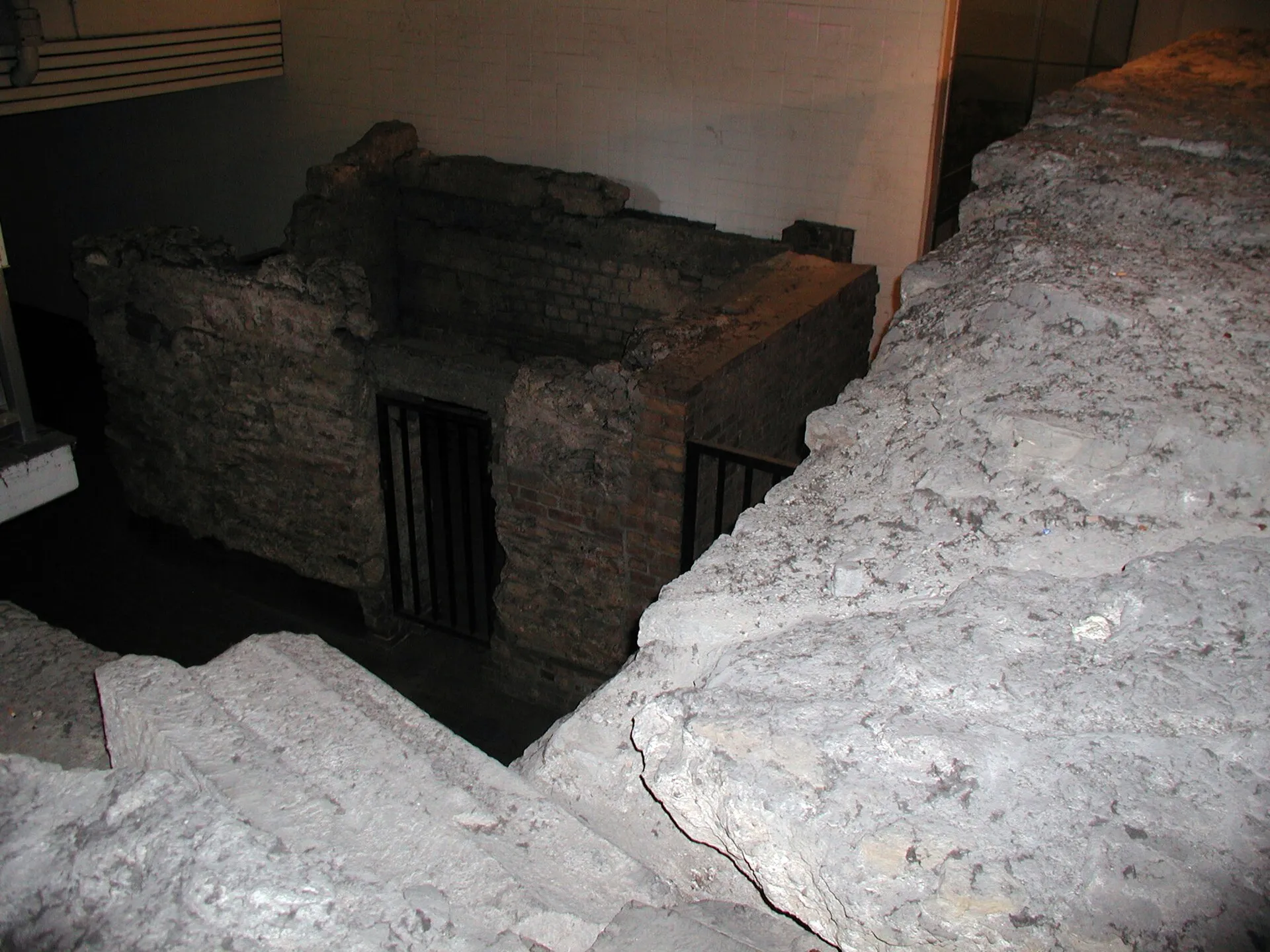 Annostollen (Nicht Nordtor!) als Teil der nördlichen römischen Stadtmauer und römischer Keller, Parkhaus am Dom in Köln