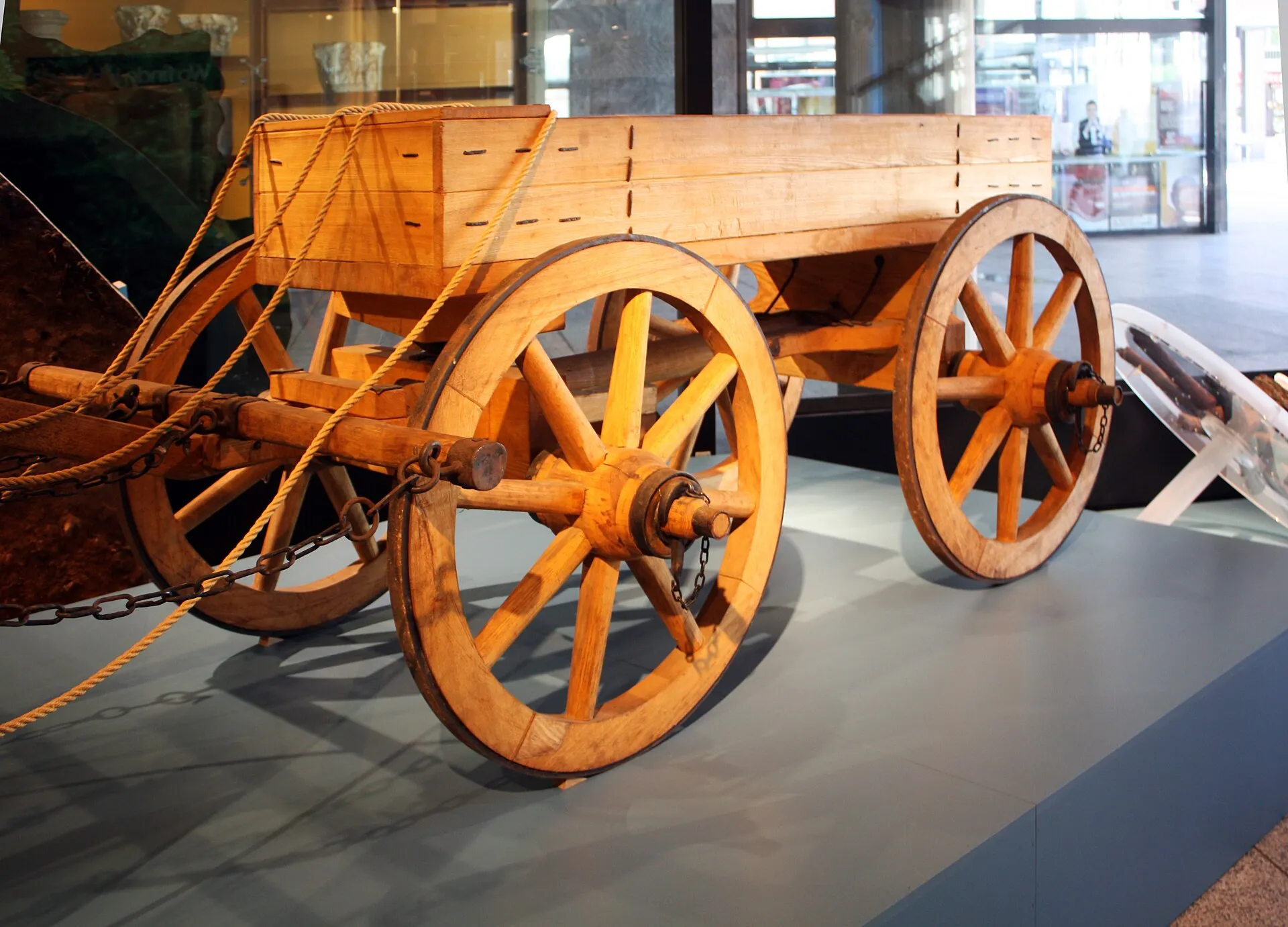 RGM-Köln. Rekonstruktion eines römischen Transportwagens. Ort der Ausstellung: Römisch Germanisches Museum in Köln.