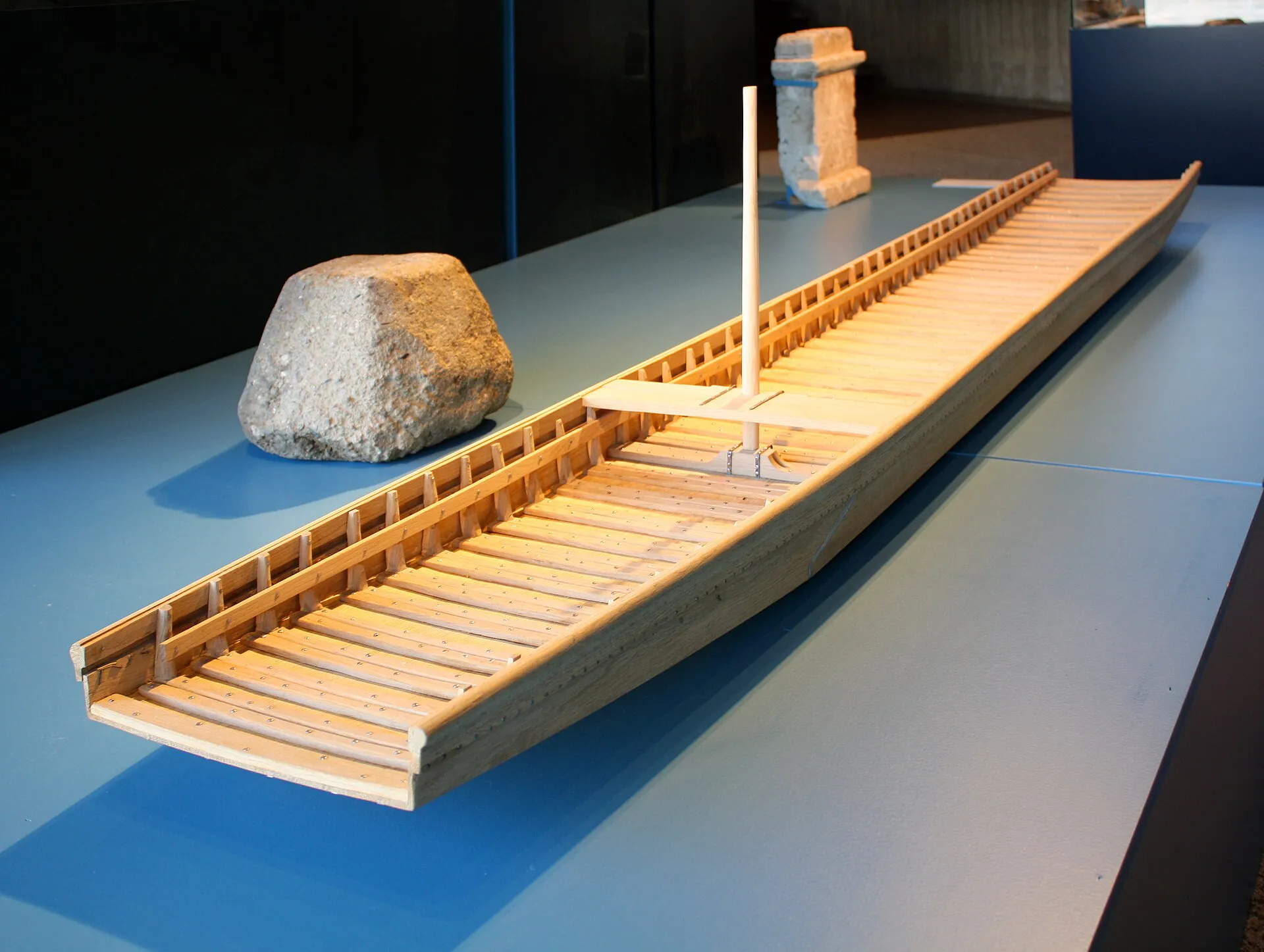 Modell eines römischen Transportschiffes vom Alter Markt in Köln (Maßstab 1:10). Bei Schachtarbeiten während des Baues einer neuen U-Bahntrasse wurde 2007 auf d