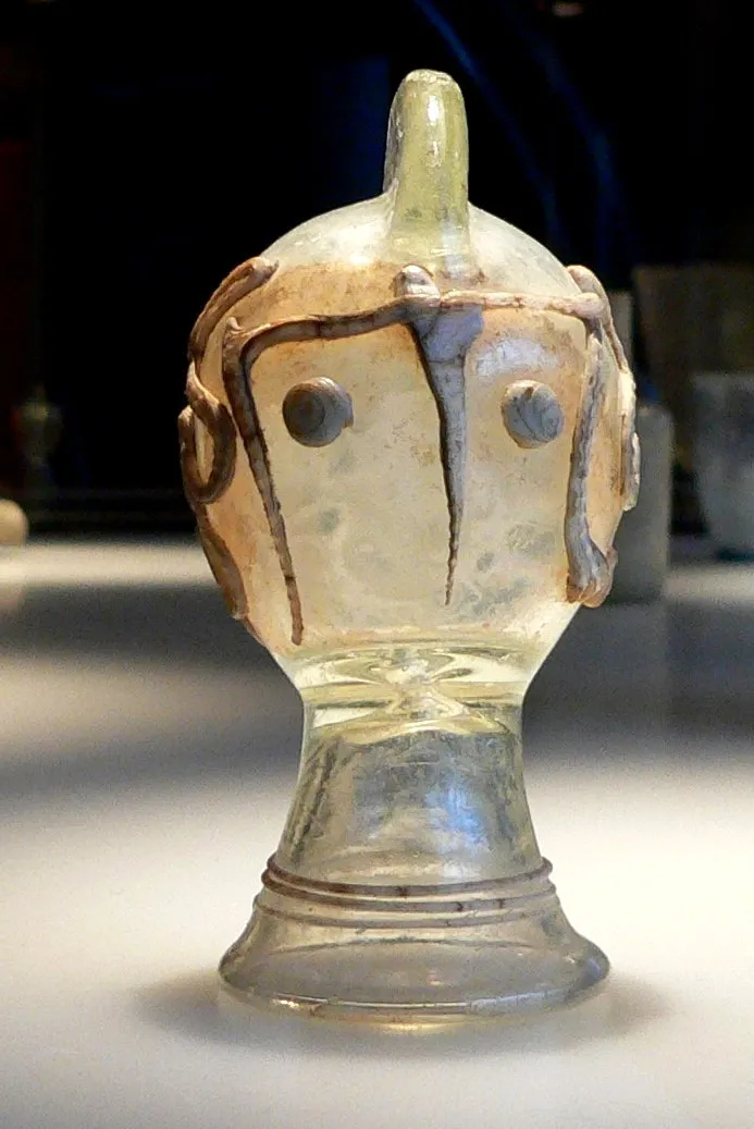 Römisches Glasartefakt mit Kopfform aus Köln, Museumsexponat