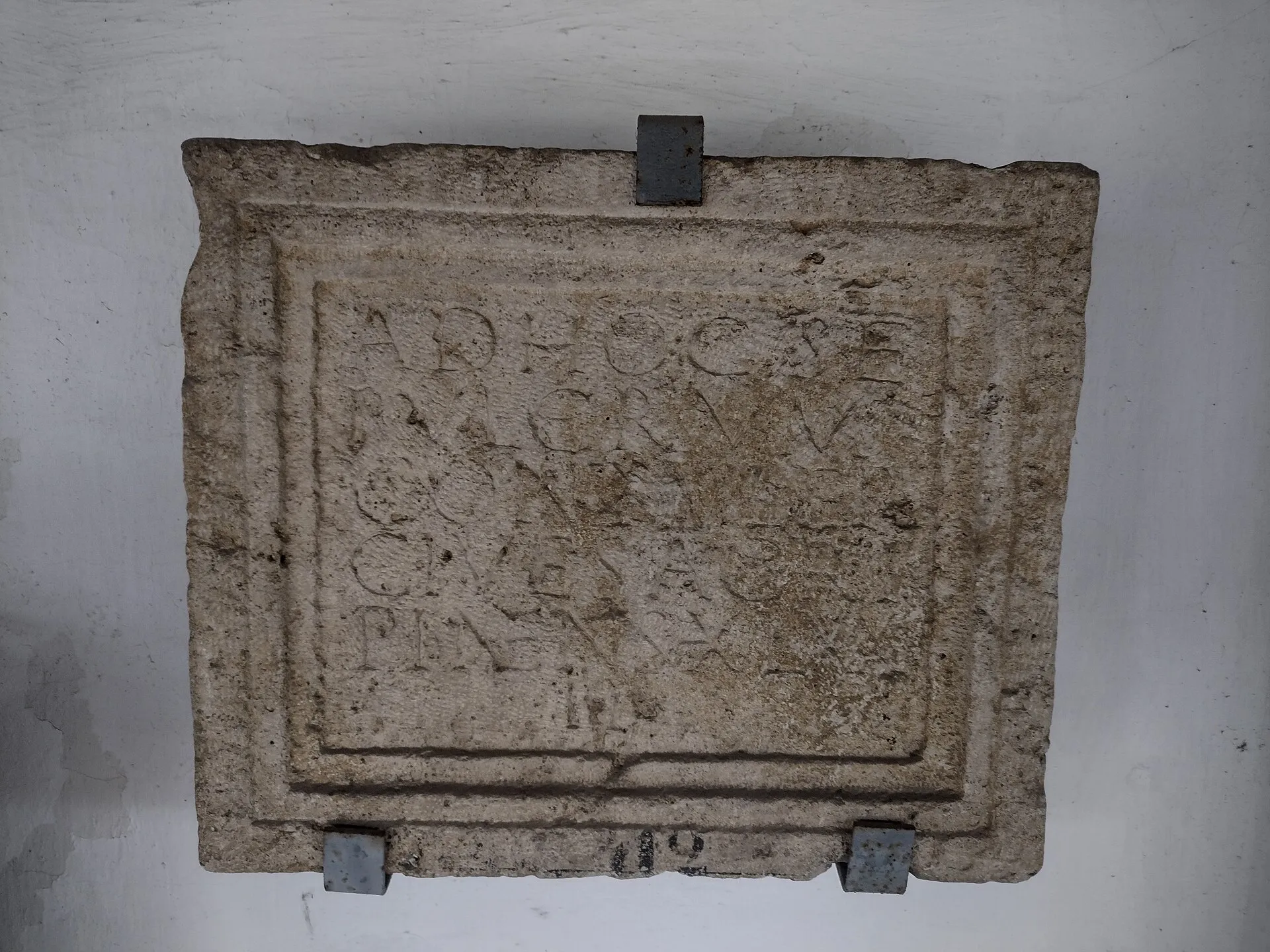 Inschriftentafel des 2. Jahrhunderts n. Chr., die an einem Grabbezirk bei Aquincum (heute Budapest) angebracht war und erklärt, dass die Gemeinschaft der Kölner Bürger („cives Agrip(p)inens(es)“) 72 Denare für die Errichtung dieser Grabanlage beisteuerte