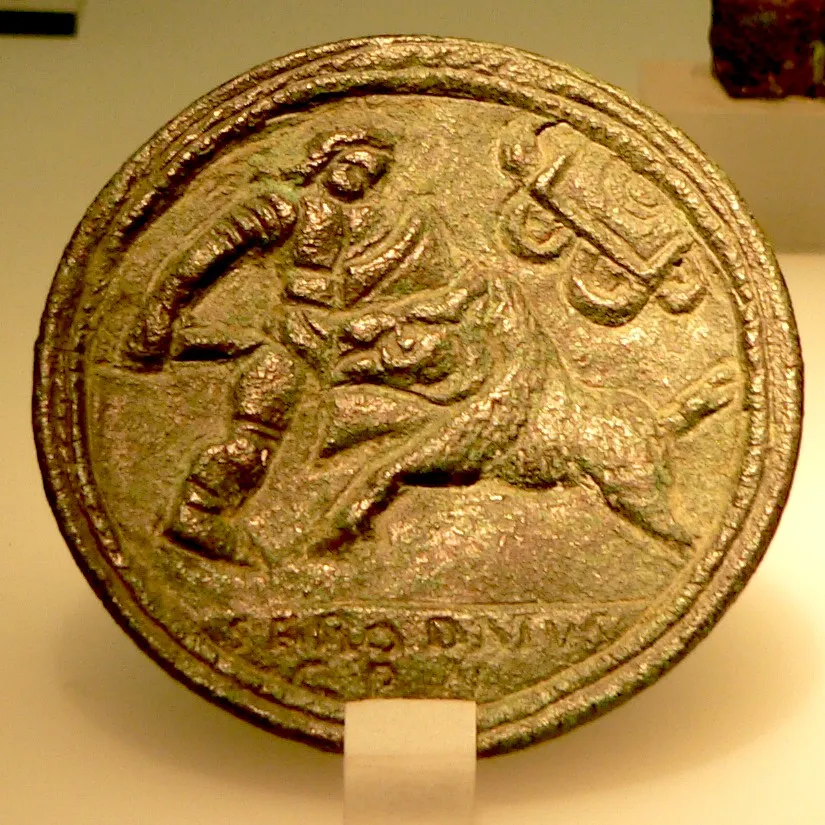 Römische Münze mit Löwe und figürlichen Reliefs