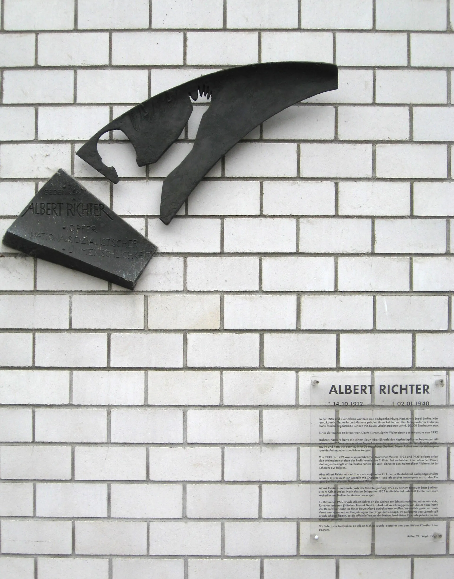 Gedenktafel für de:Albert Richter , gestaltet von John Bachem, am Radstadion Köln.