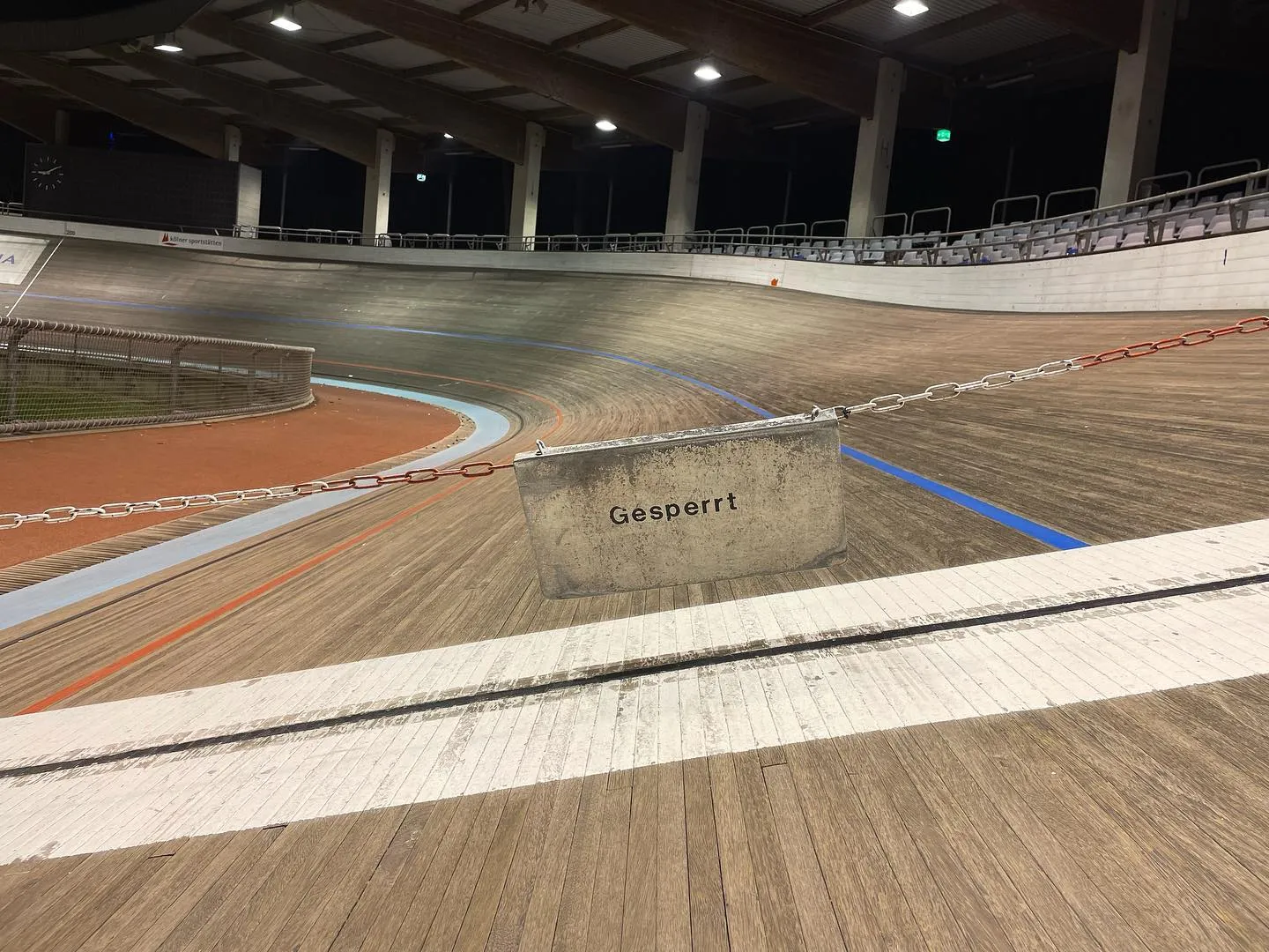 Radrennbahn im Kölner Radstadion gesperrt, da im April 2022 der Abriss beginnt. An gleicher Stelle wird eine neue Sporthalle mit Radrennbahn entstehen.