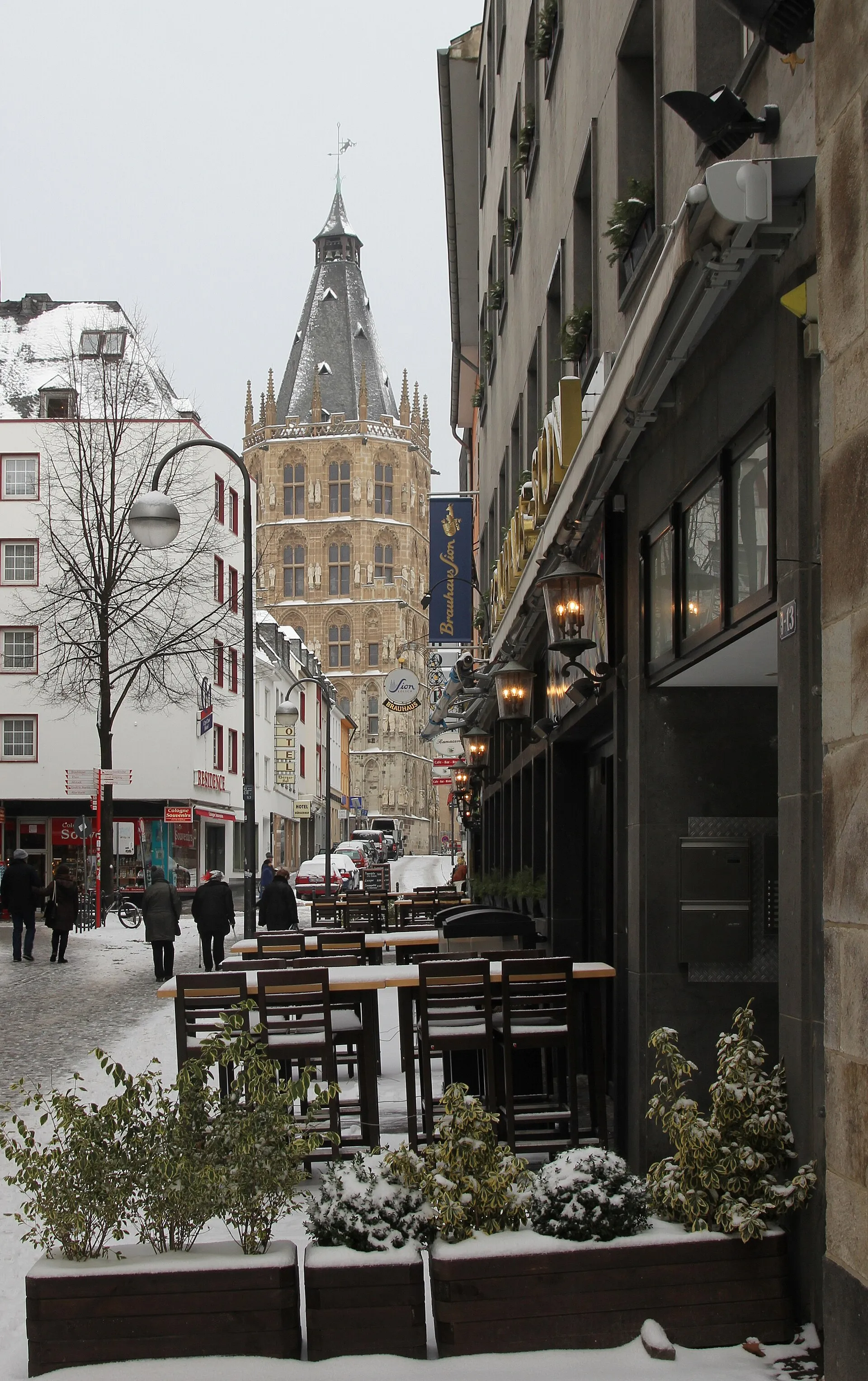 Rathausturm Köln, im Winter. Das Gebäude rechts ist das Brauhaus Sion.
