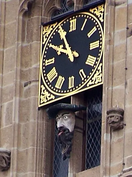 Der berühmte „Platz-Jabbeck“, eine holzgeschnitzte Fratze, am Kölner Rathausturm, die bei jedem Stundenschlag der Turmuhr das Maul aufreißt und ihre Zunge herau
