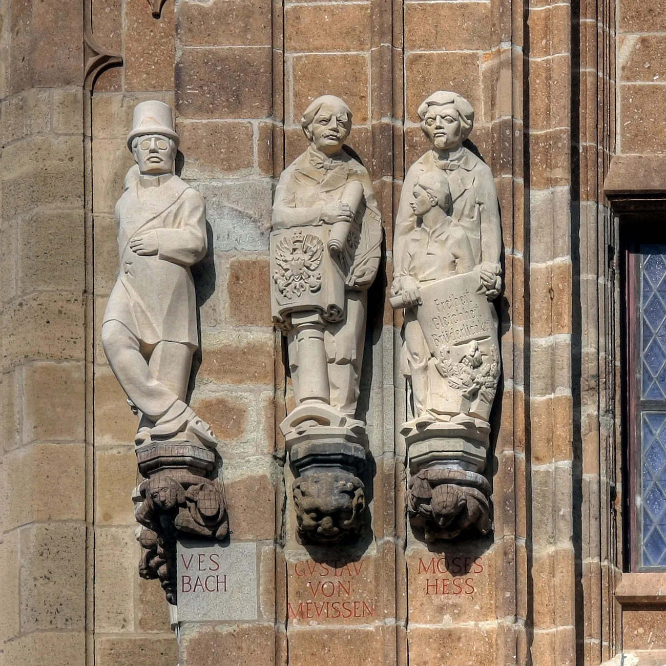 Rathausturm Köln mit den Figuren des Jacques Offenbach, Gustav von Mevissen und Moses Hess Details zu der Statue: Bildhauer der Offenbach-Statue: Klaus Balke Bi