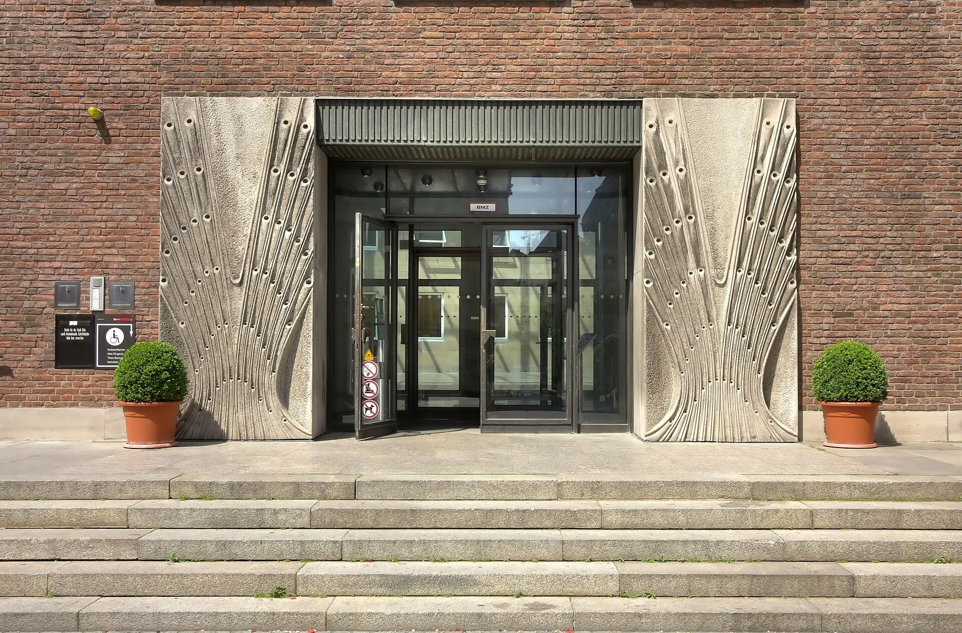 Eingang zum Spanischen Bau vom Rathausplatz aus mit Portalgewände von Franz Günter Lossow