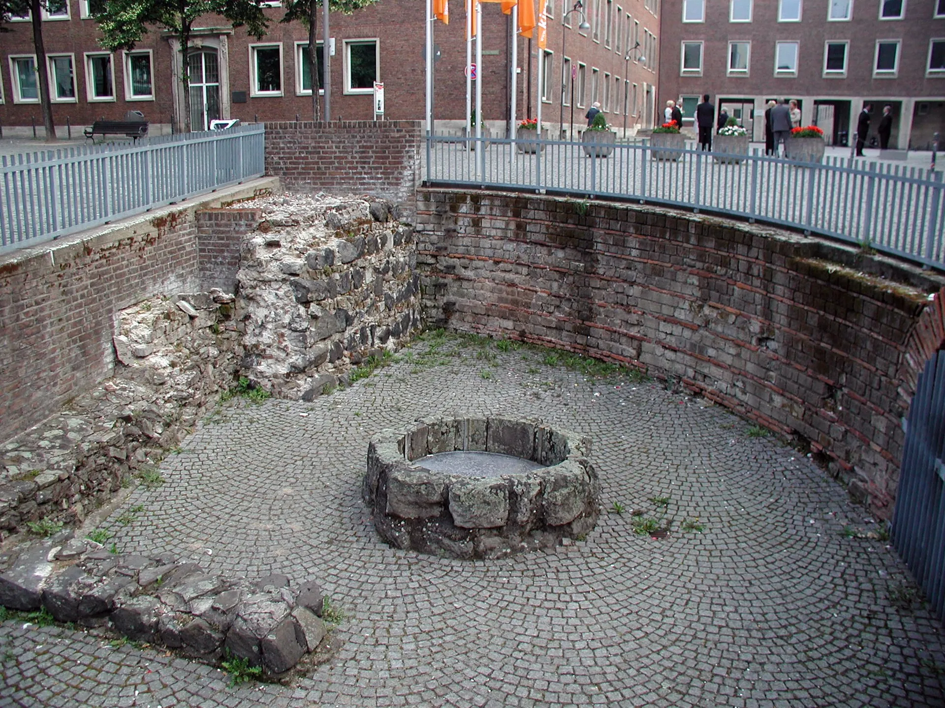 Köln-Rathausplatz, mittelalterlicher Brunnen (3. bis 9. Jahrh. n. Chr.)