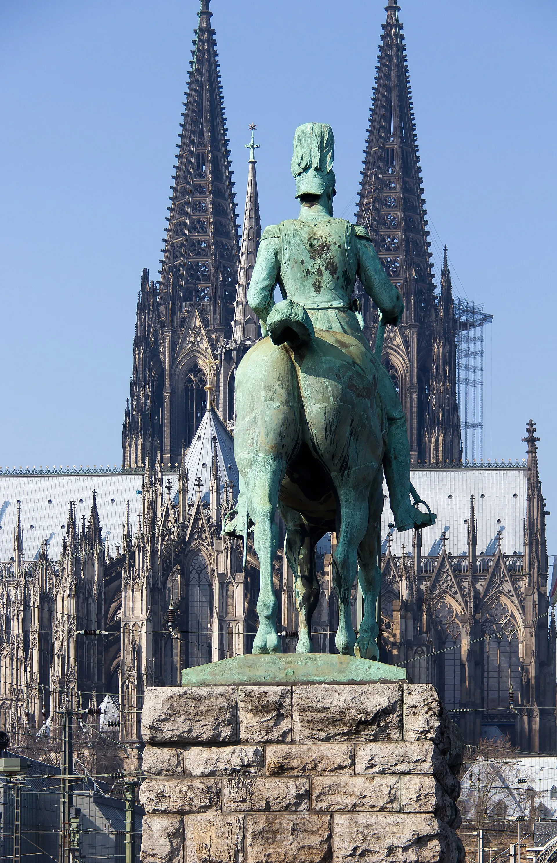 Reiterstandbild von Friedrich Wilhelm IV. auf der Hohenzollernbrücke, im Guntergrund der Kölner Dom