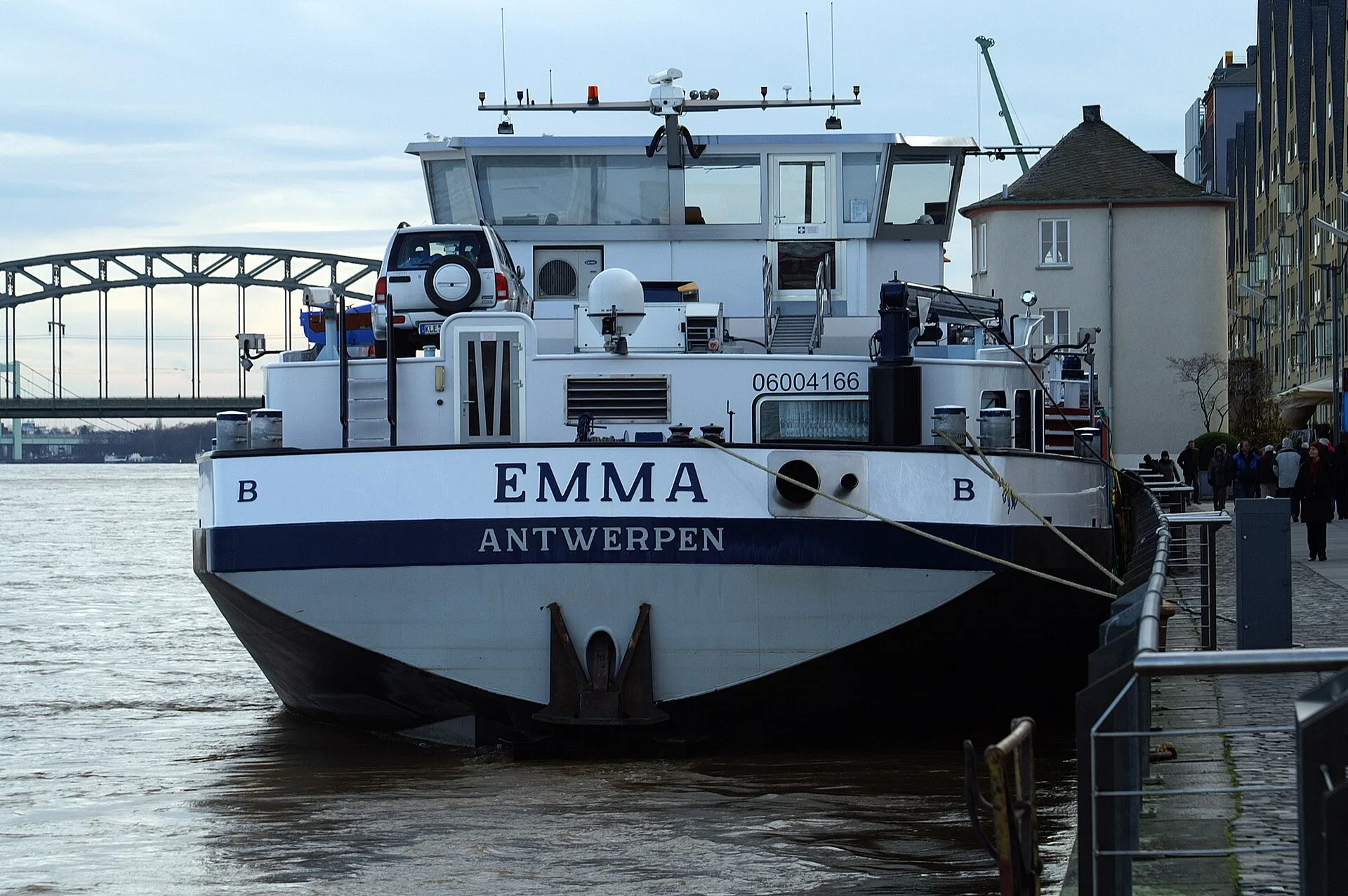 Das Tankschiff Emma bei Hochwasser an der Anlegemauer des Rheinauhafens in Köln.