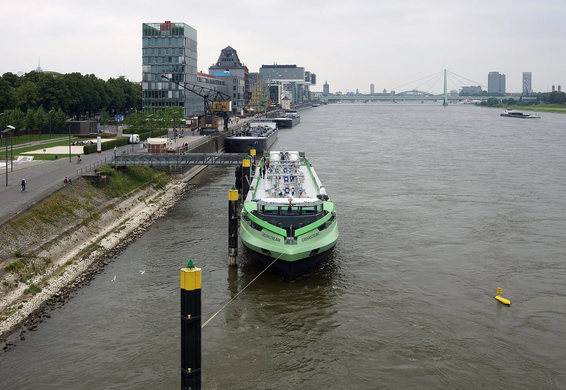 Das mit Flüssigerdgas angetriebene Tankmotorschiff Greenstream am Anleger unterhalb der Kölner Südbrücke am südlichenen Ende des Rheinauhafens.