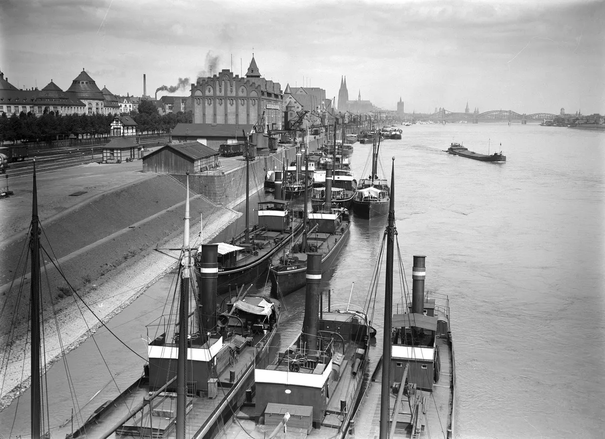 Foto: Rheinauhafen - Richtung Norden (1898) aber mit Hohenzollernbrücke und der Hängebrücke von 1913