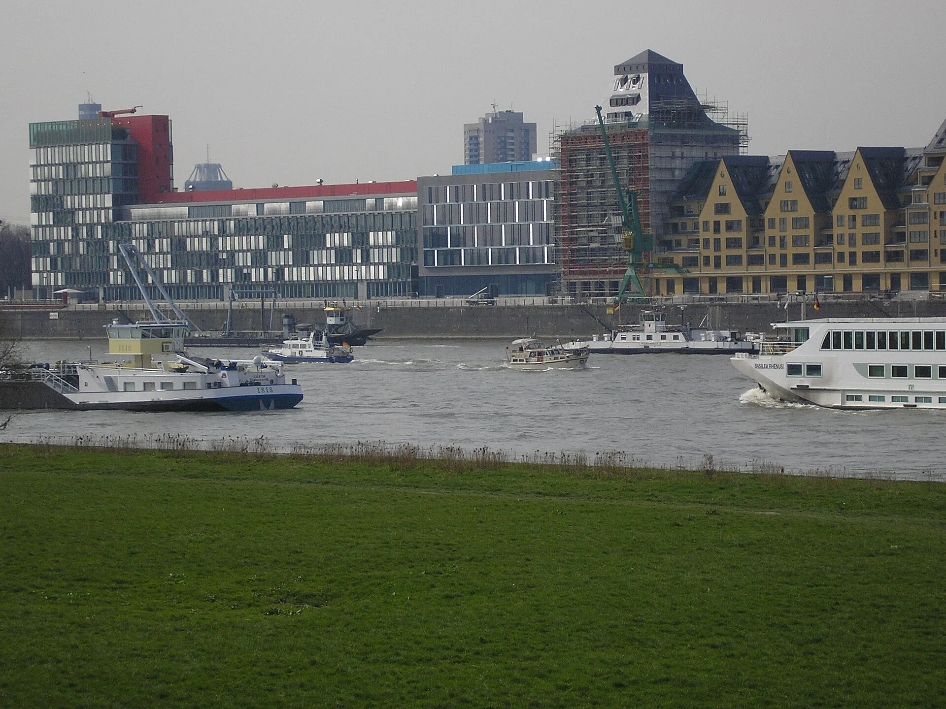 Containerbergung zwischen Köln-Deutz und dem Rheinauhafen, Kranschiff Achilles und Peilschiff Bingerbrück