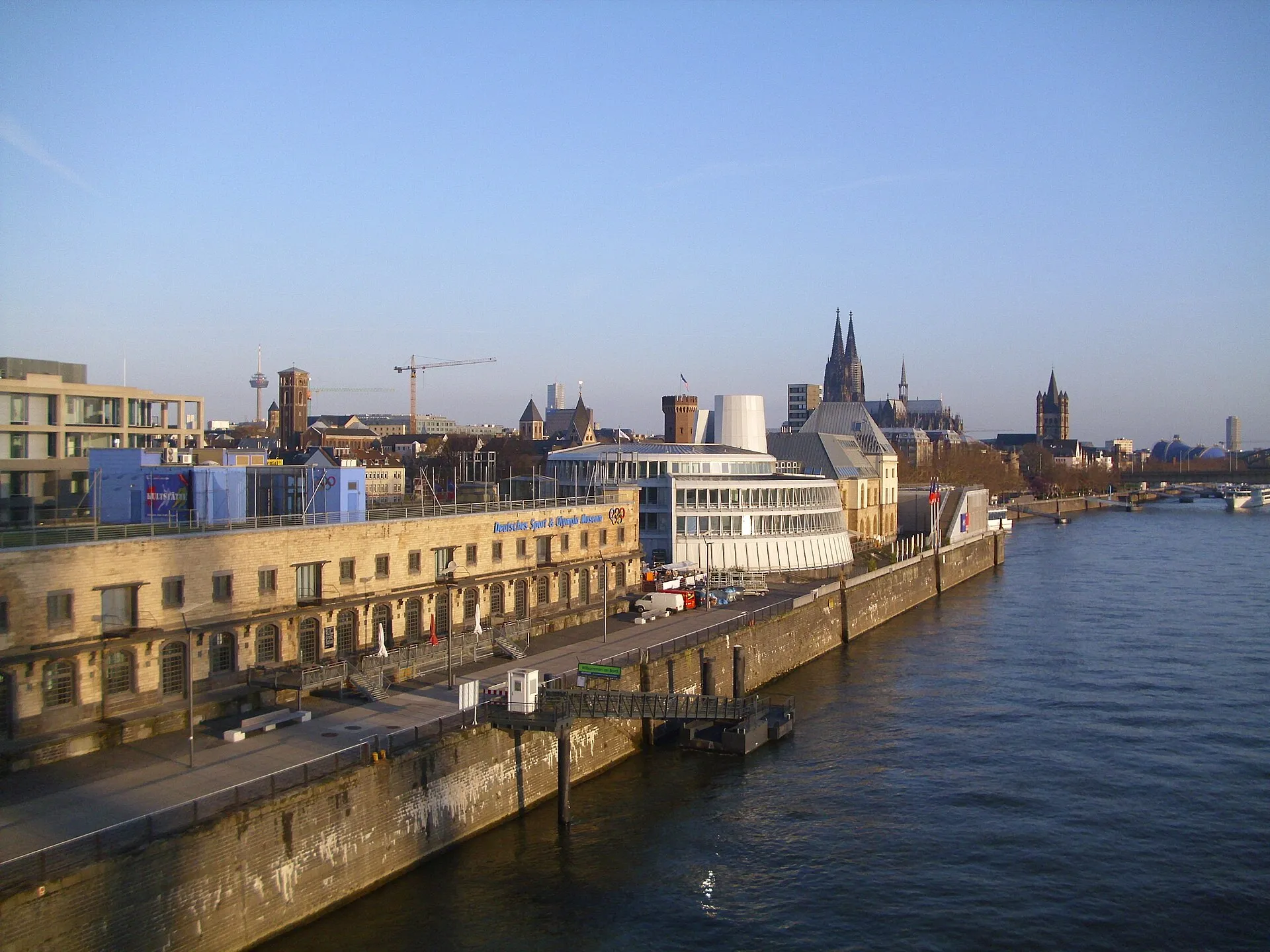 Blick von der Severinsbrücke in nördlicher Richtung Anfang April 2010