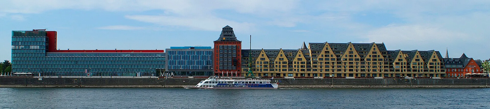 „Kölsches Siebengebirge“ und Neubauten auf dem Gelände des Rheinauhafens . Gebäude von links nach rechts: Kap am Südkai, ECR Offices, Silo 23, Siebengebirge, Rh
