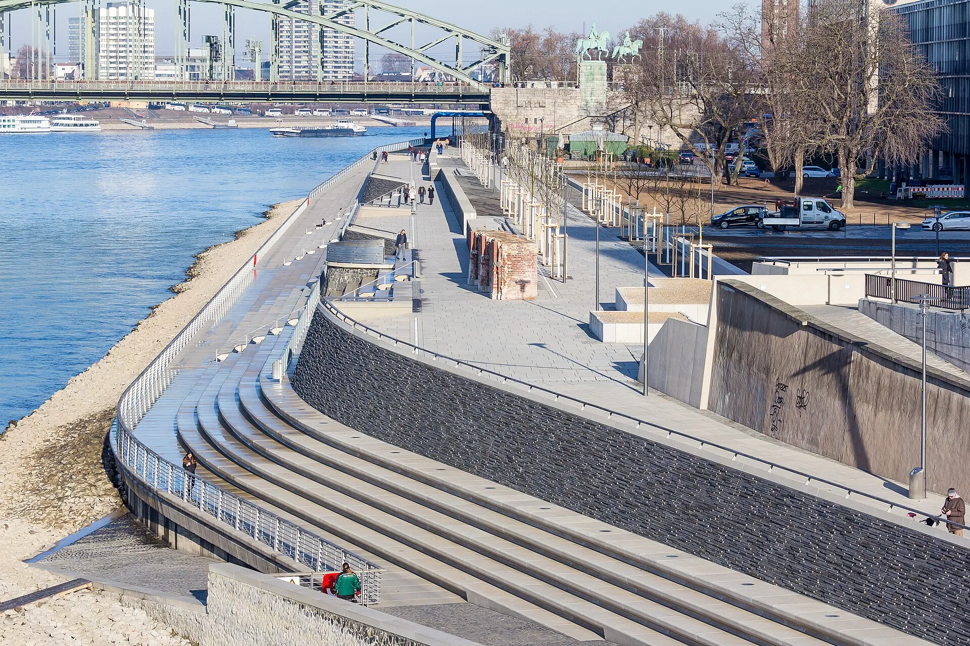 Rheinboulevard mit Freitreppe in Köln-Deutz nach Fertigstellung