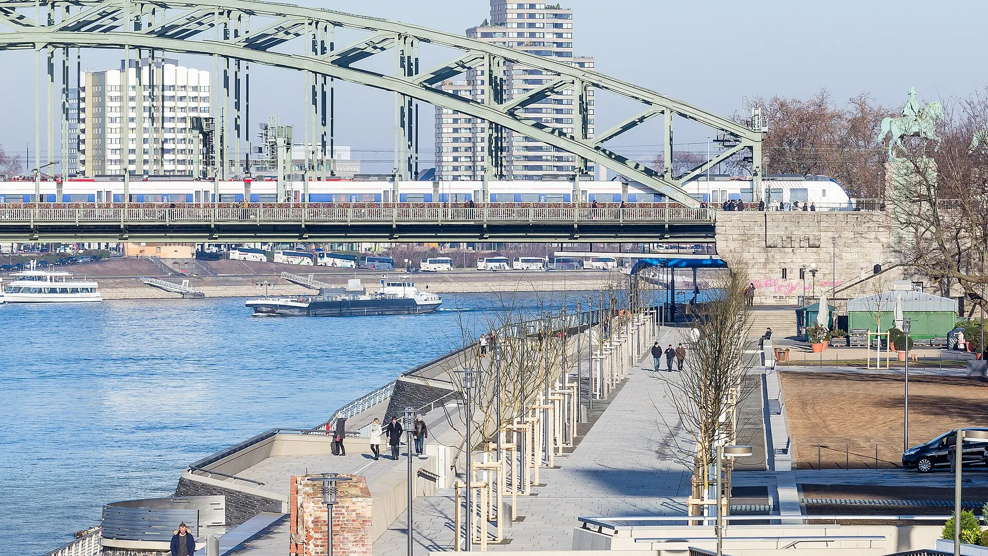 Rheinboulevard mit Freitreppe in Köln-Deutz nach Fertigstellung