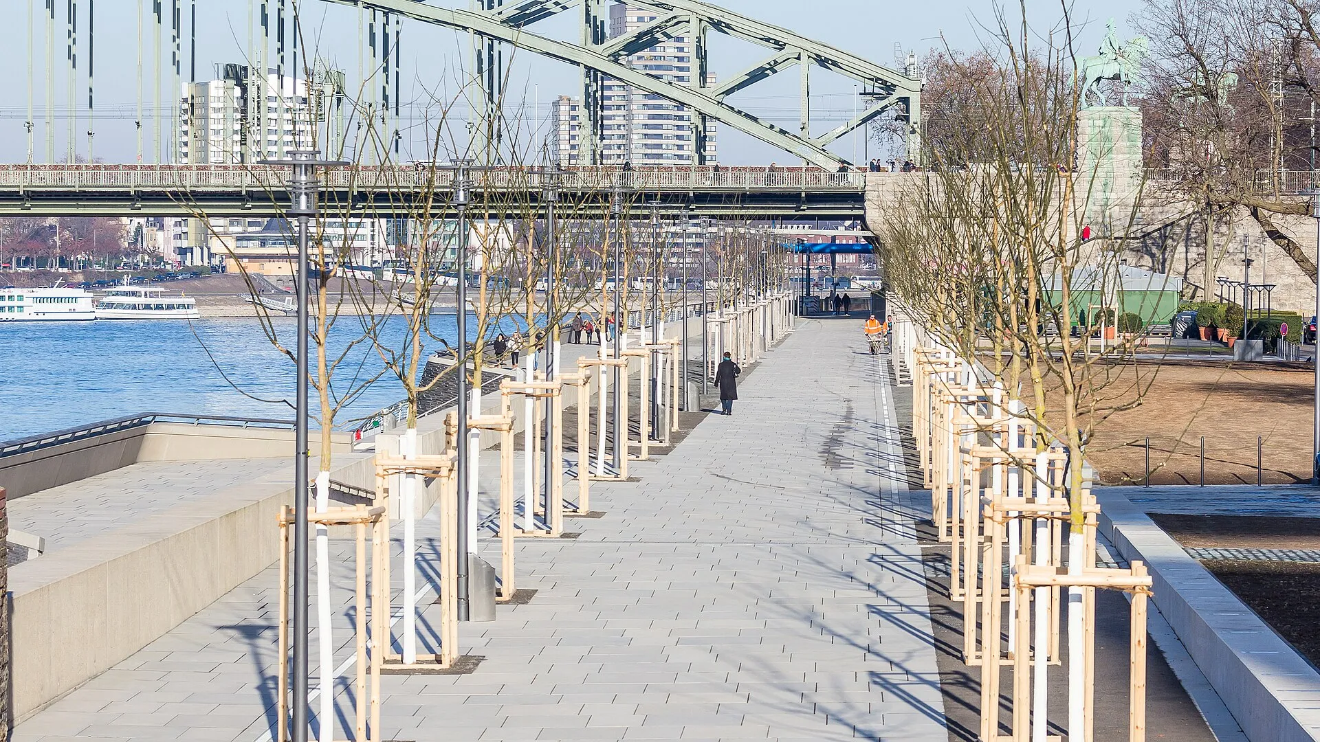 Rheinboulevard mit Freitreppe in Köln-Deutz nach Fertigstellung