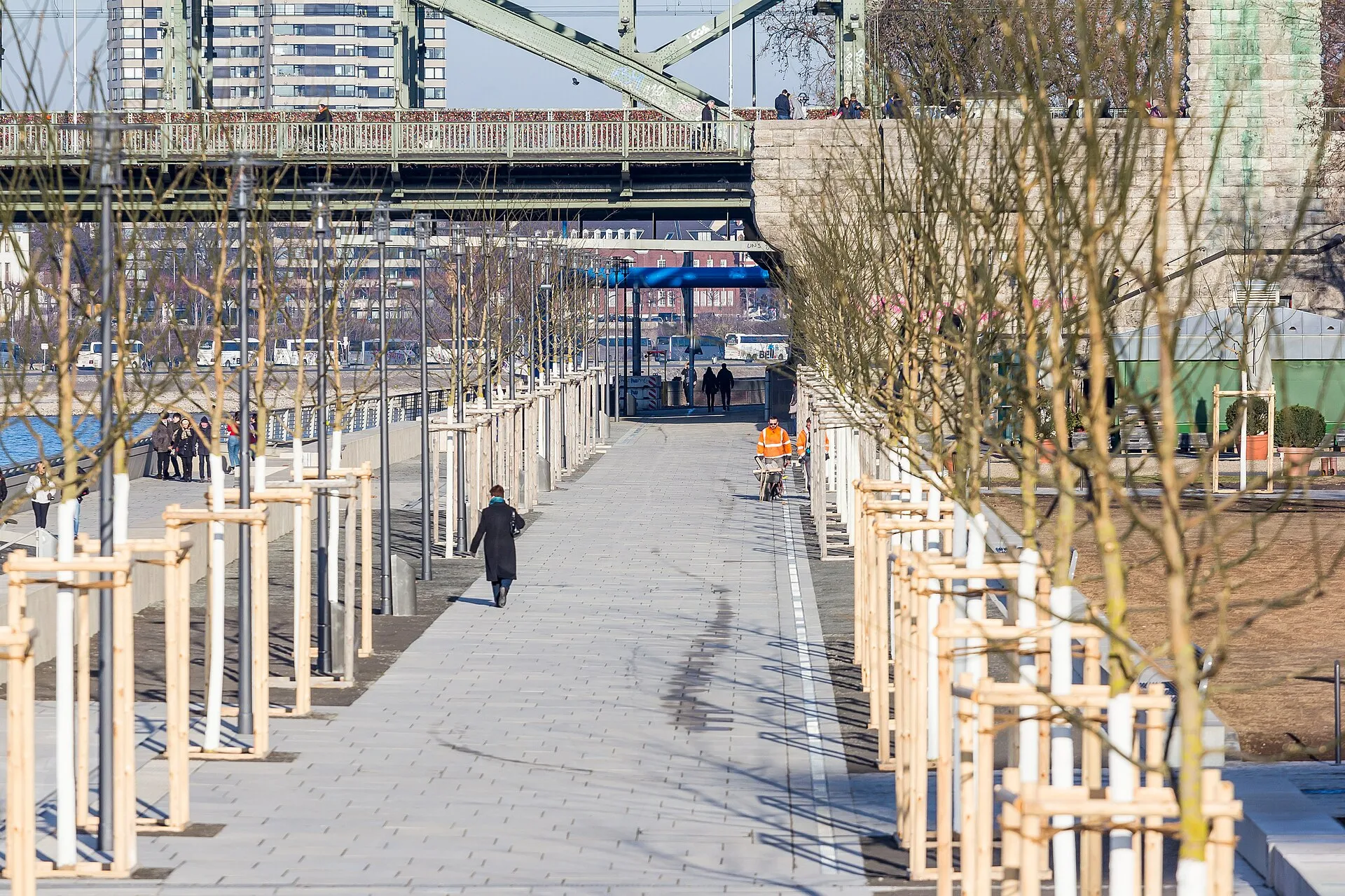 Rheinboulevard mit Freitreppe in Köln-Deutz nach Fertigstellung