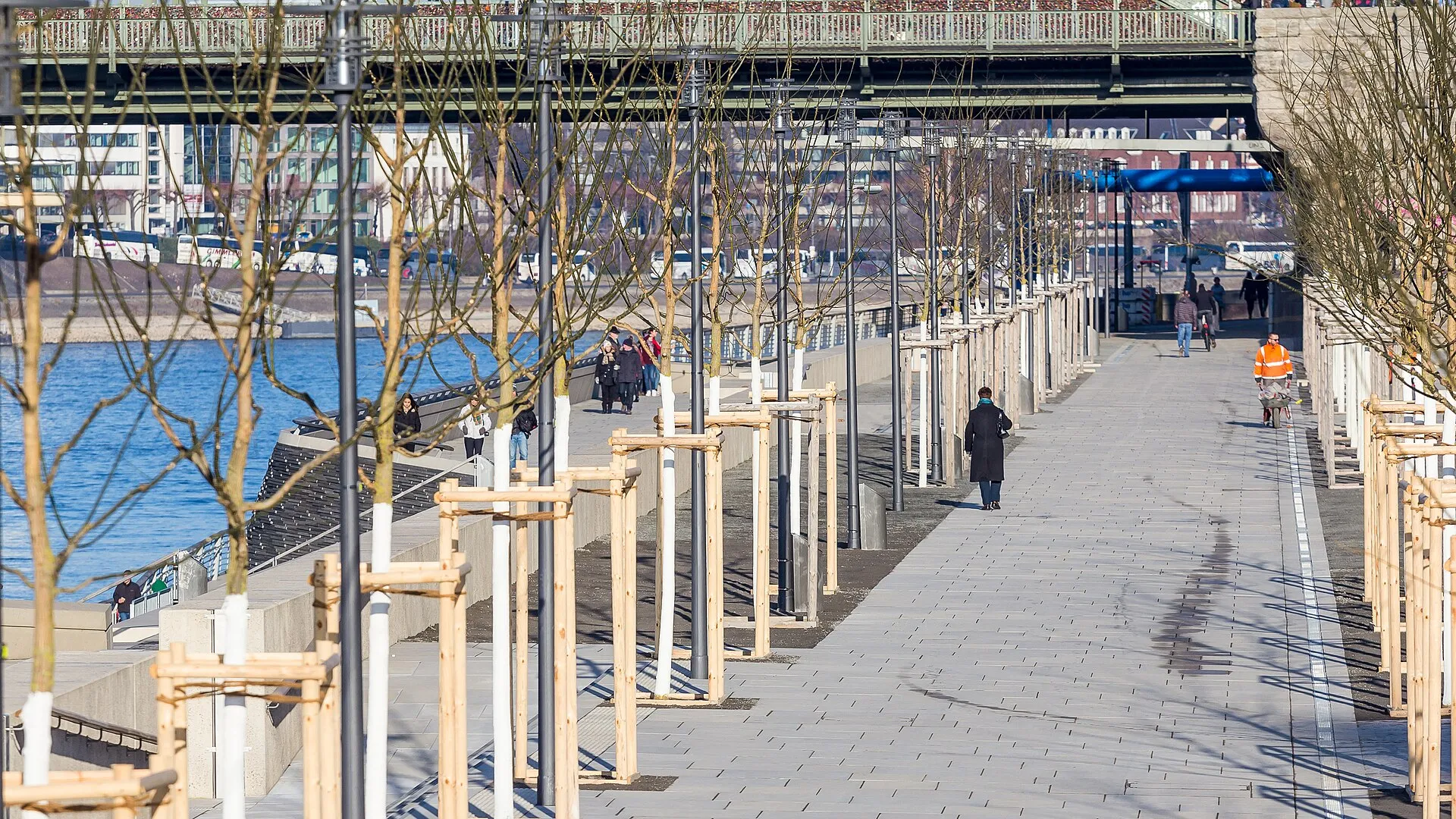 Rheinboulevard mit Freitreppe in Köln-Deutz nach Fertigstellung