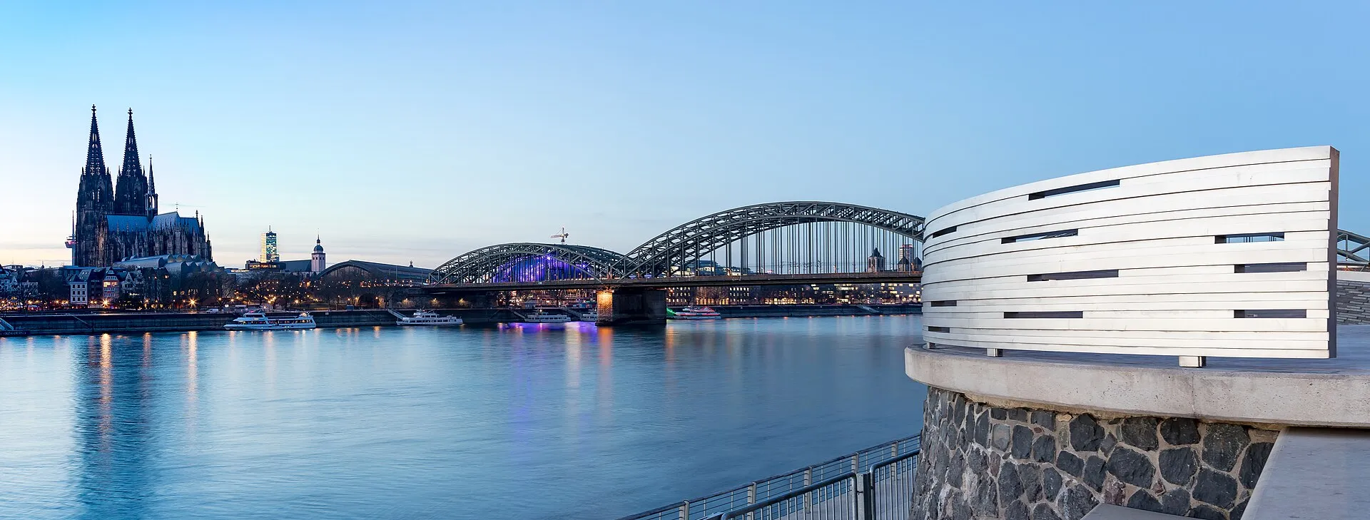 Köln Rheinpanorama vom Rheinboulevard Deutz aus gesehen