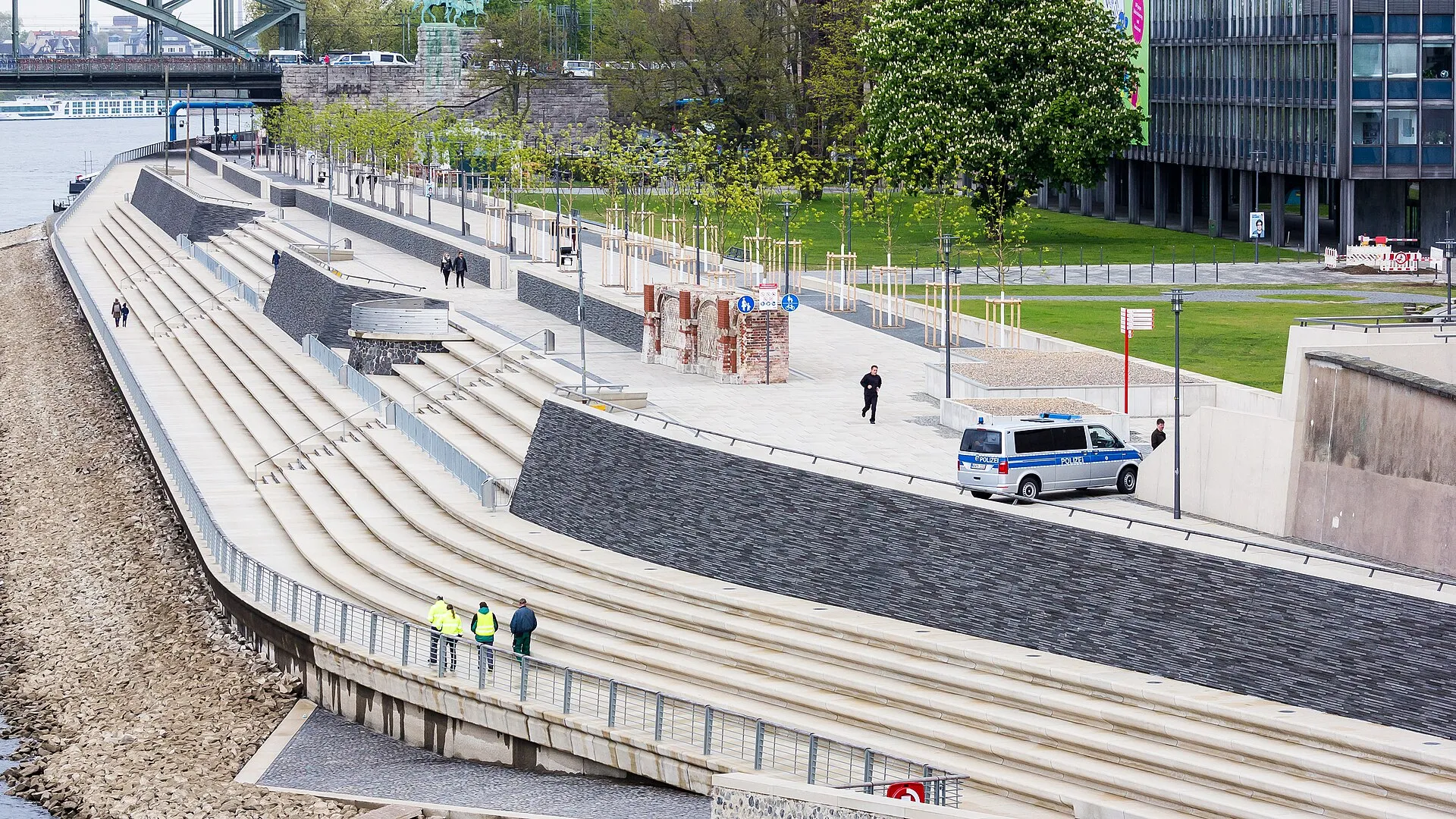 Bundesparteitag der AfD 2017 Köln - rund um den Heumarkt Foto: Polizeisperre auf dem Rheinboulevard