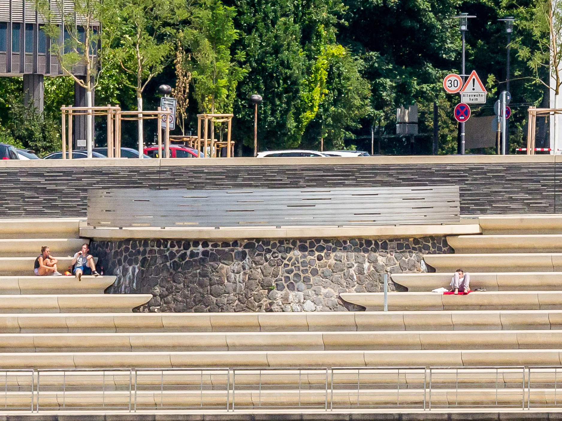 Rheinboulevard Köln, Schinkenkessel. Blick vom anderen Rheinufer. Der so genannte „Schinkenkessel“ aus preußischer Zeit, der auf dem Fundament des Nordwestturms
