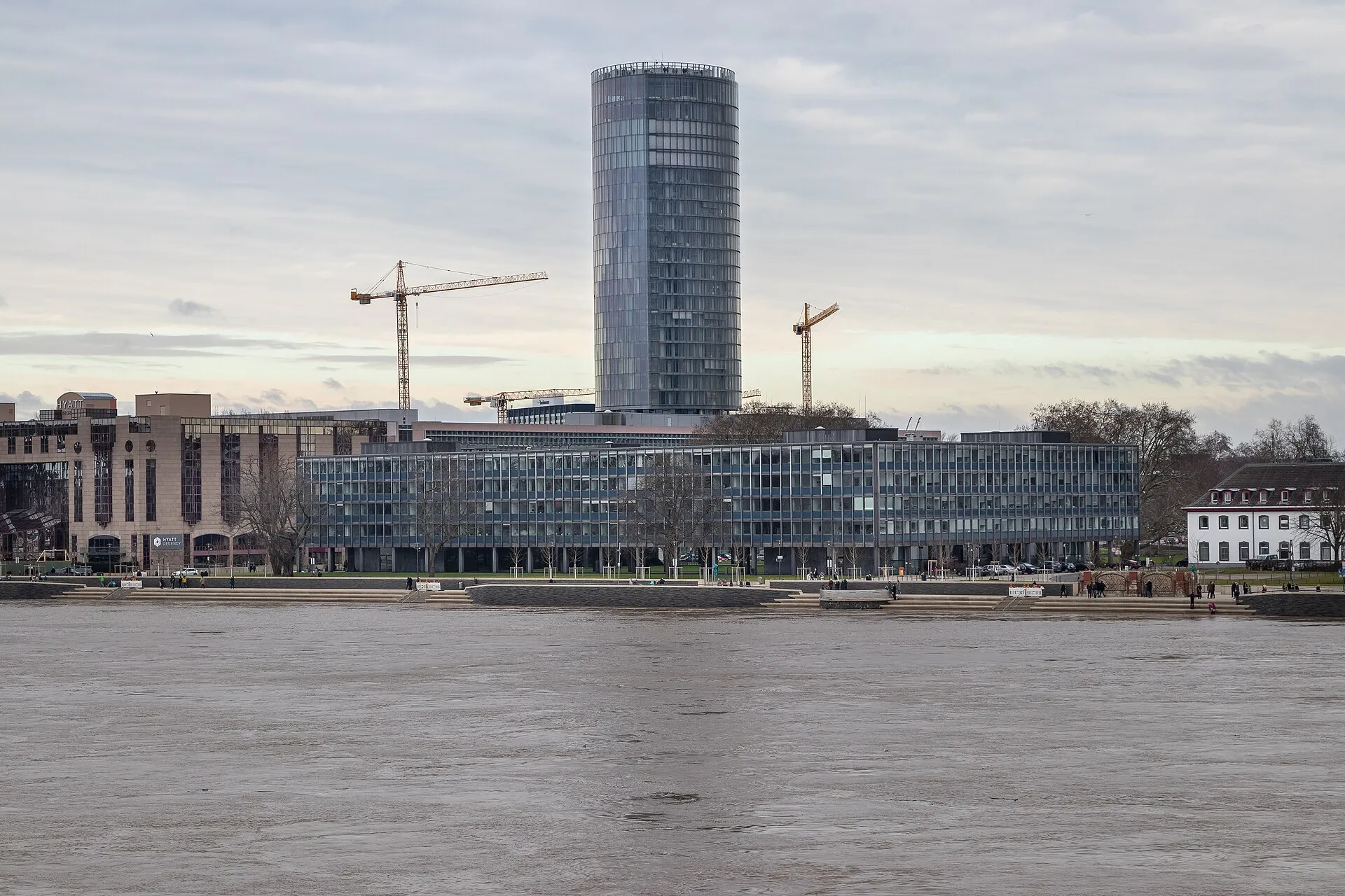 Rheinhochwassser Januar 2018 in Köln: Versunkener Rheinboulevard vor KölnTriangle