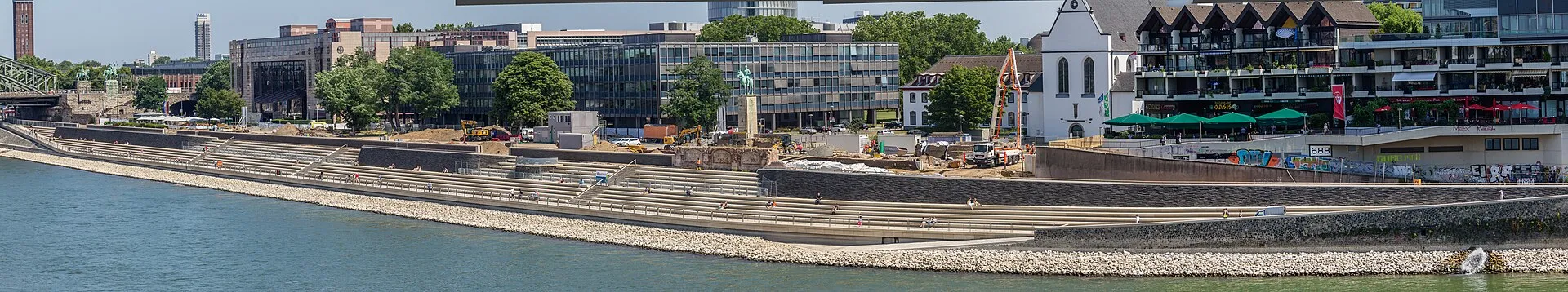 Panorama des Rheinboulevards mit Freitreppe in Köln-Deutz nach Teileröffnung
