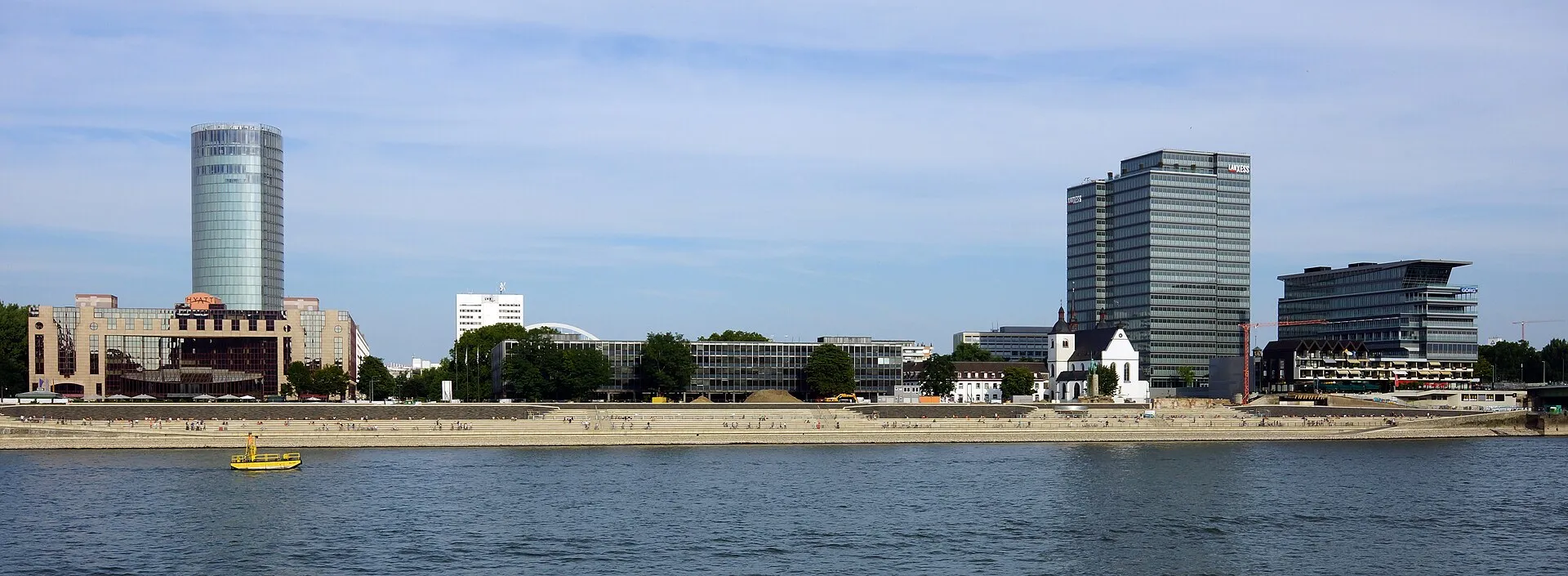 Der Rheinboulevard von der Kölner Altstadt aus gesehen.