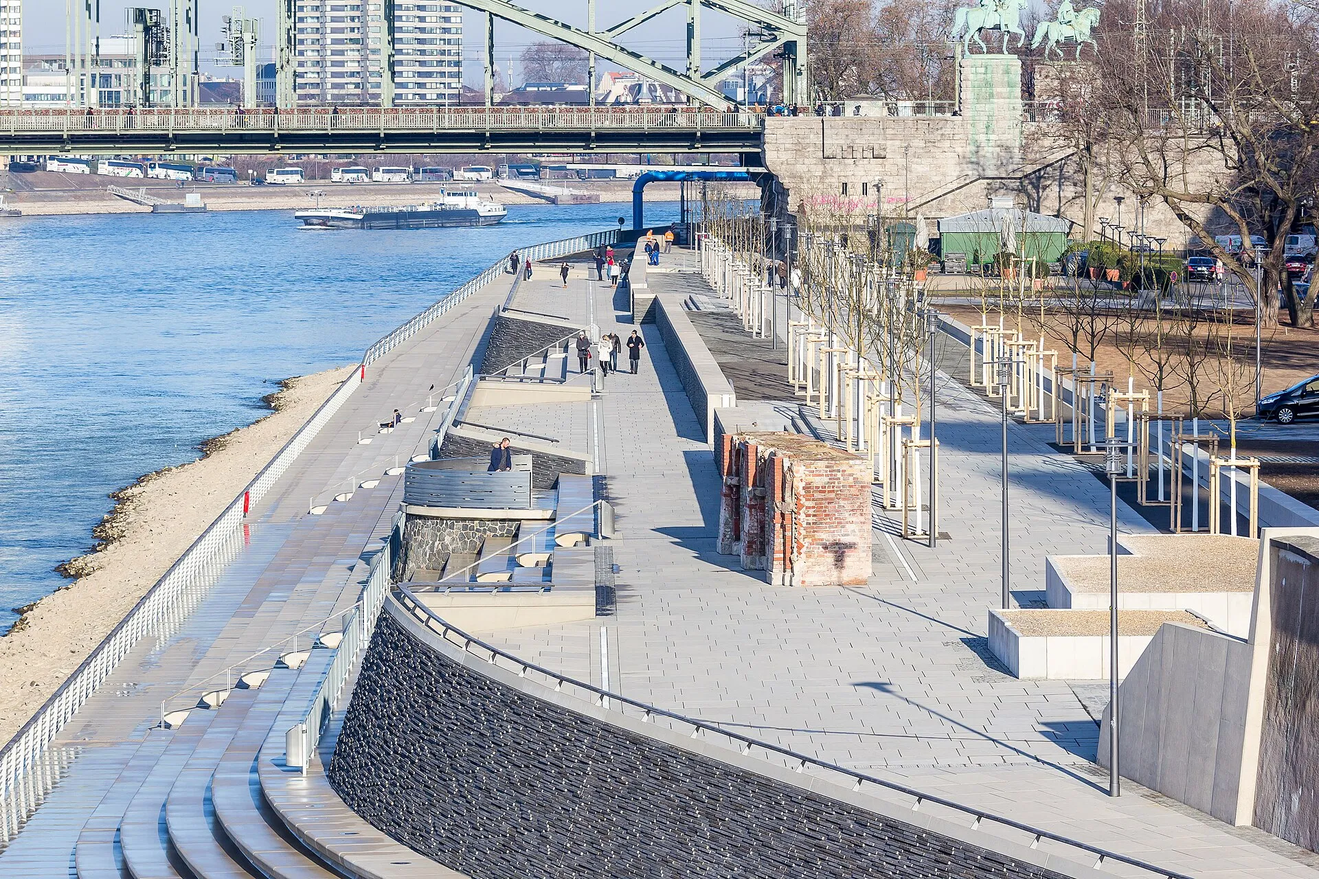 Rheinboulevard mit Freitreppe in Köln-Deutz nach Fertigstellung