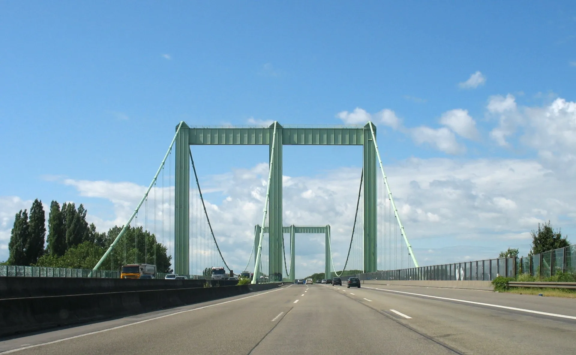 Rodenkirchener Autobahnbrücke der A4 südlich von Köln.
