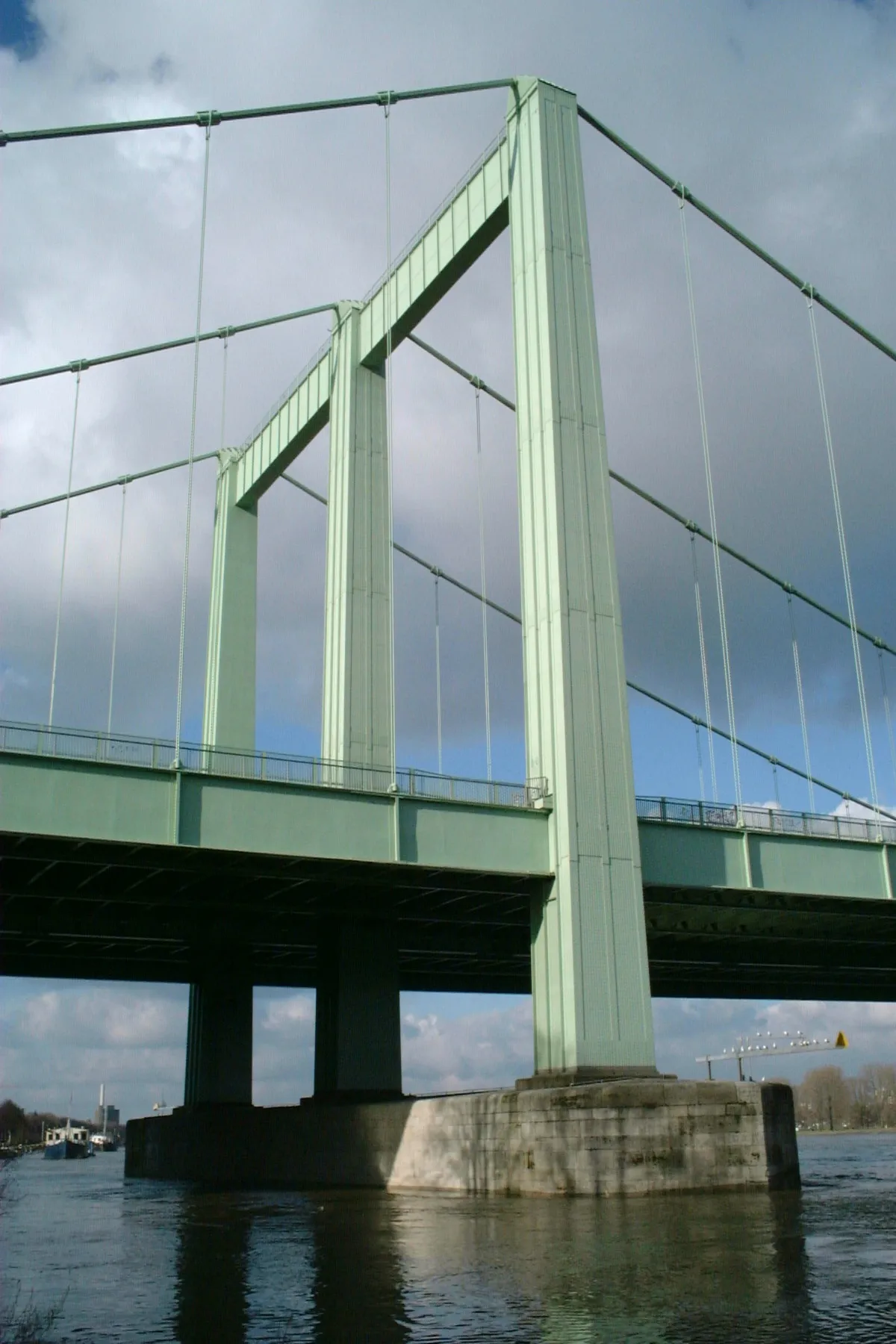 Rodenkirchener Autobahnbrücke der A4 südlich von Köln.