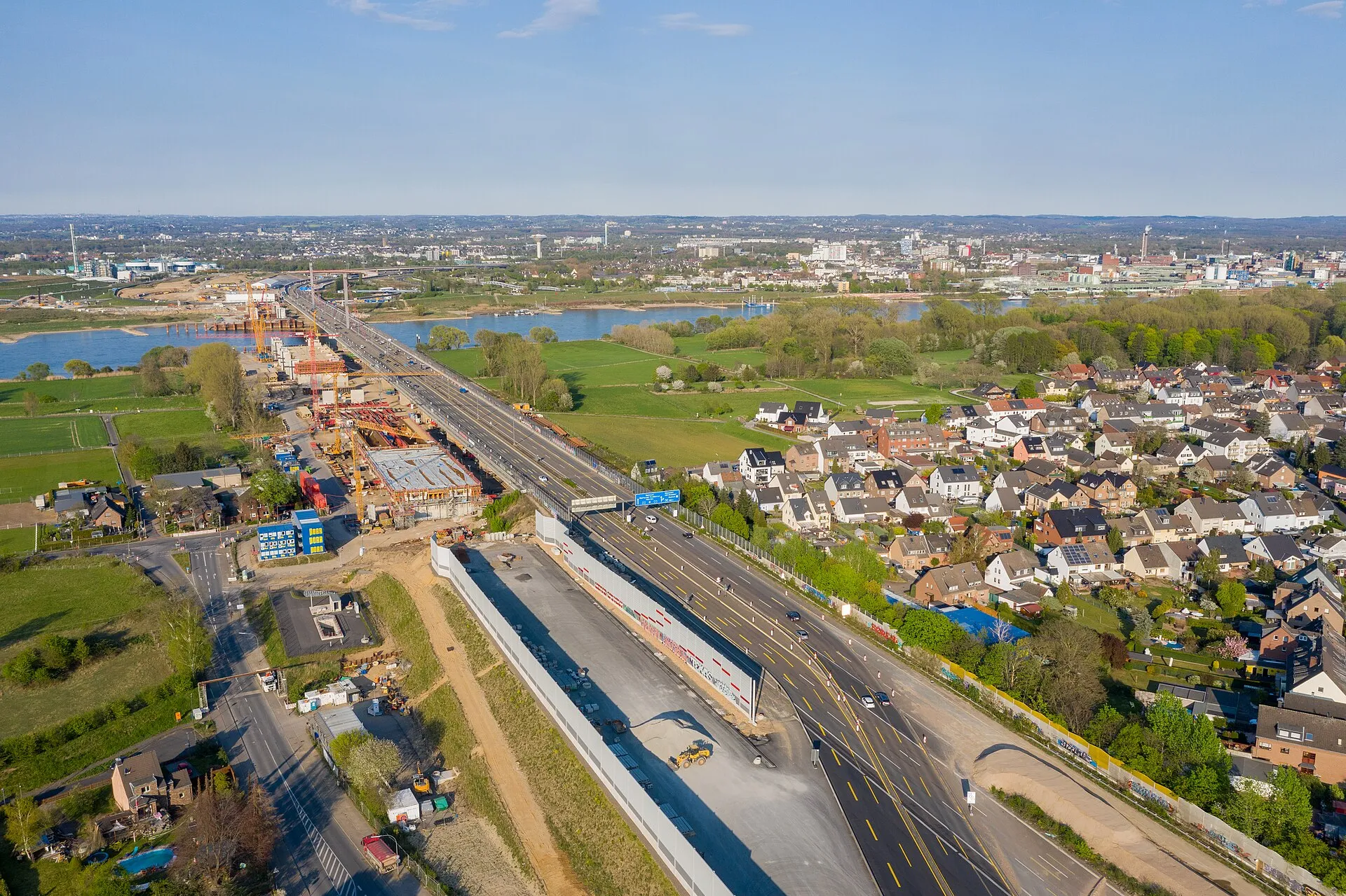 Neubau Leverkusener Rheinbrücke - Luftaufnahme der Baustelle. Blick von Südwesten (Kölner Stadtgebiet), linksrheinisch in Richtung Leverkusen