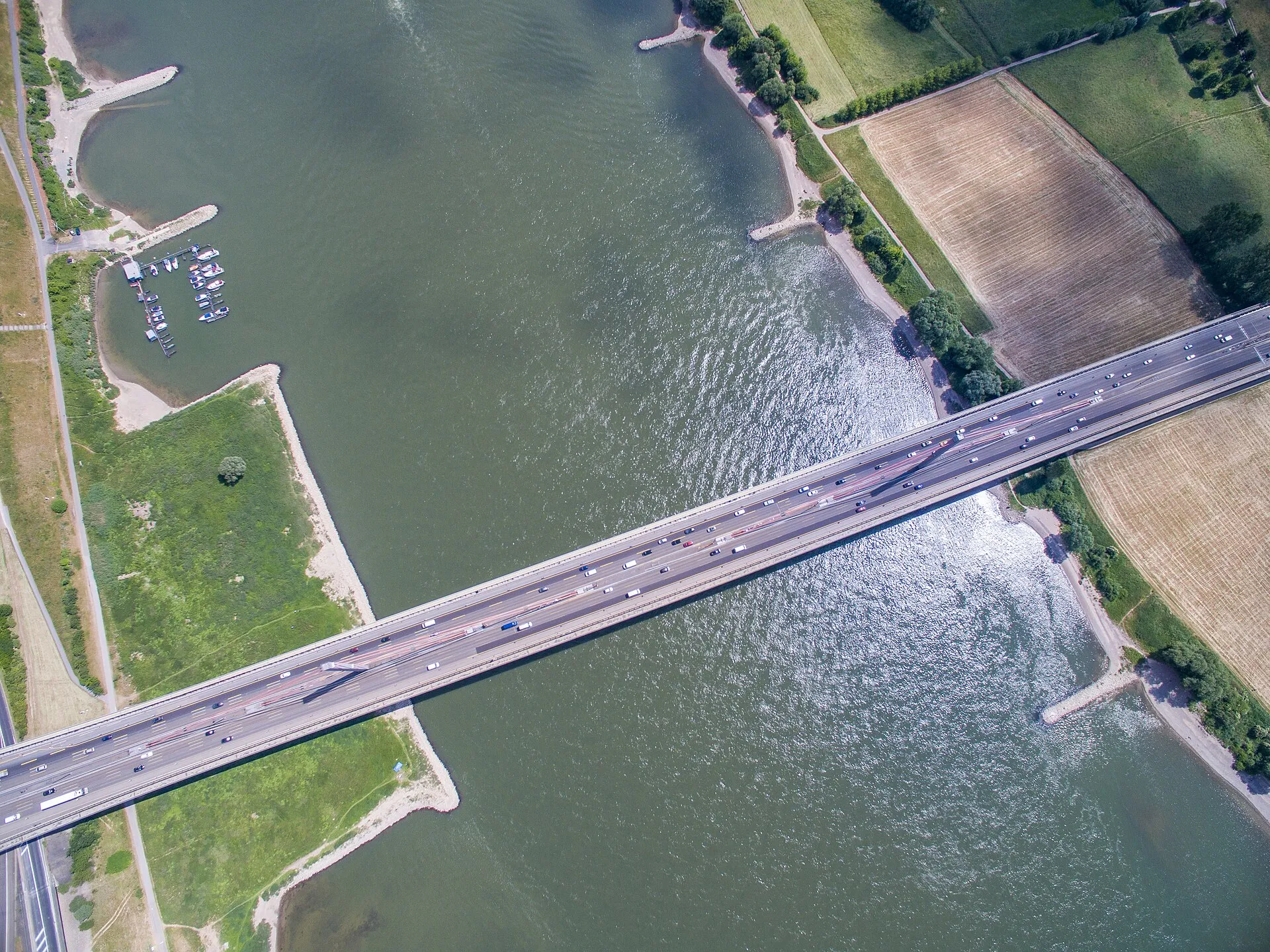 Eine der meist frequentierten Autobahnbrücken Deutschlands. Die Staugefahr hier ist sehr hoch.