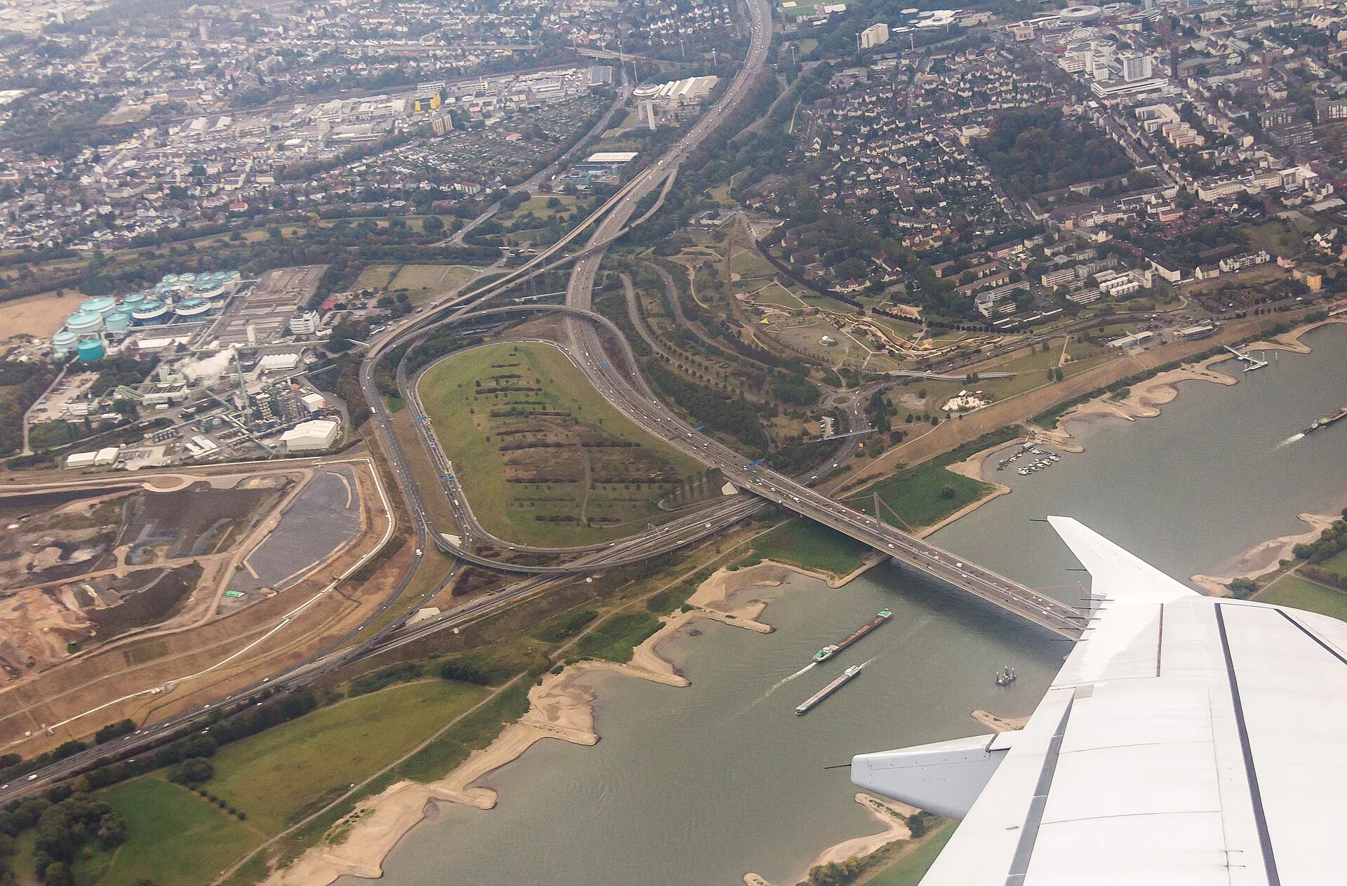 Autobahnkreuz Leverkusen-West . Blickrichtung: Osten. Unten rechts: Leverkusener Autobahnbrücke (A 1) über den Rhein